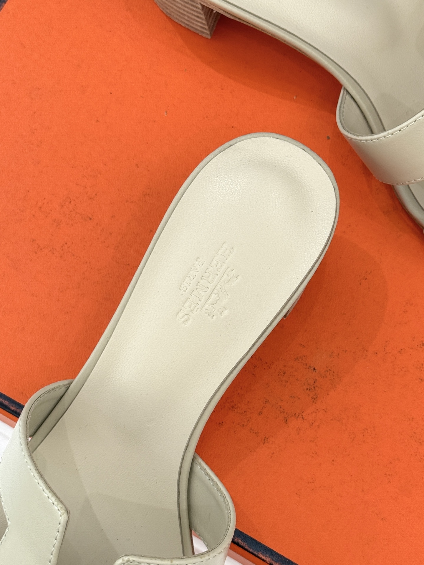 （配原版飞机盒）Hermès/爱马仕万年经典平底粗跟H拖将简约美学与极致工艺完美融合。粗跟设计 赋予你恰