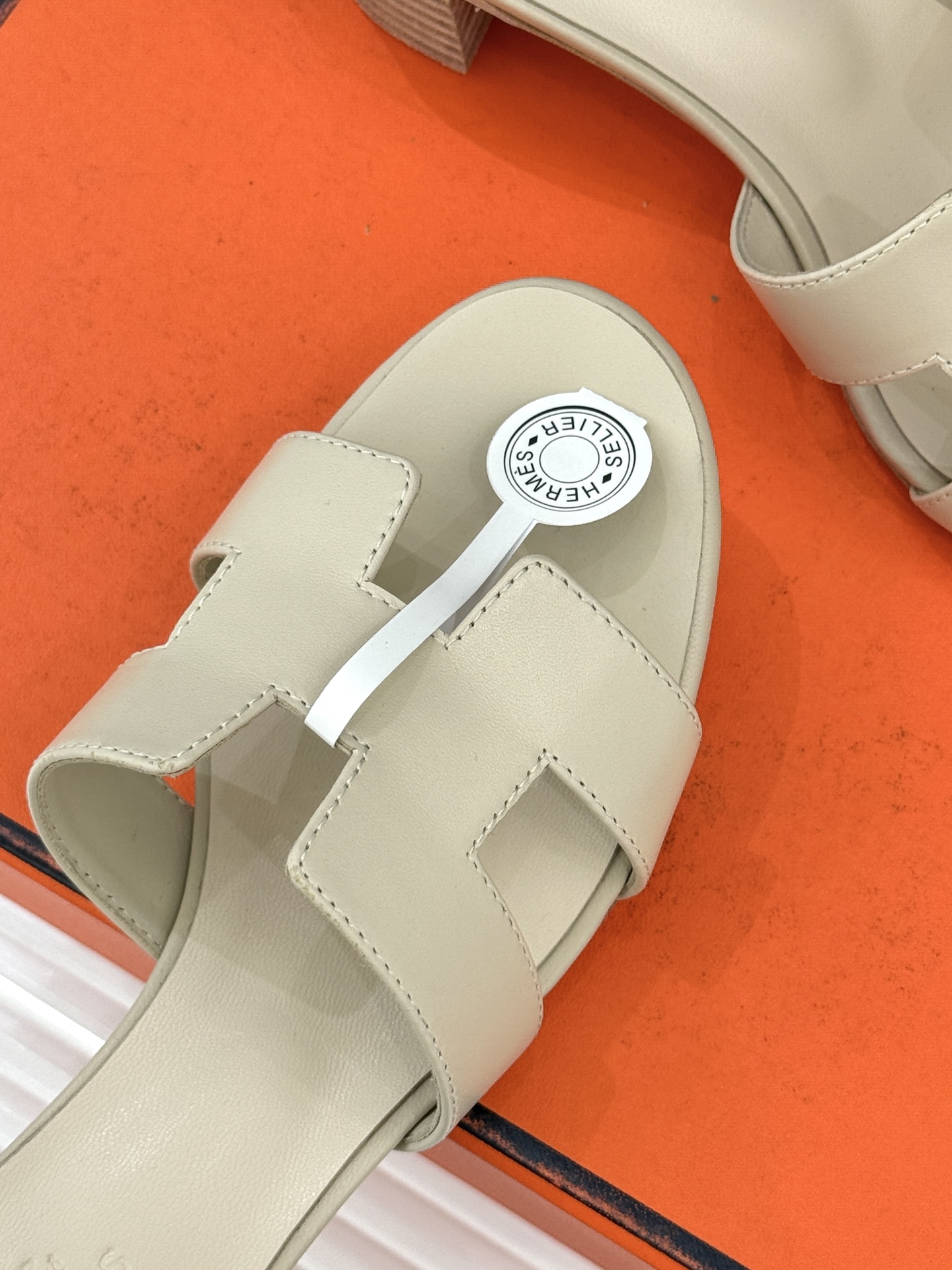 （配原版飞机盒）Hermès/爱马仕万年经典平底粗跟H拖将简约美学与极致工艺完美融合。粗跟设计 赋予你恰