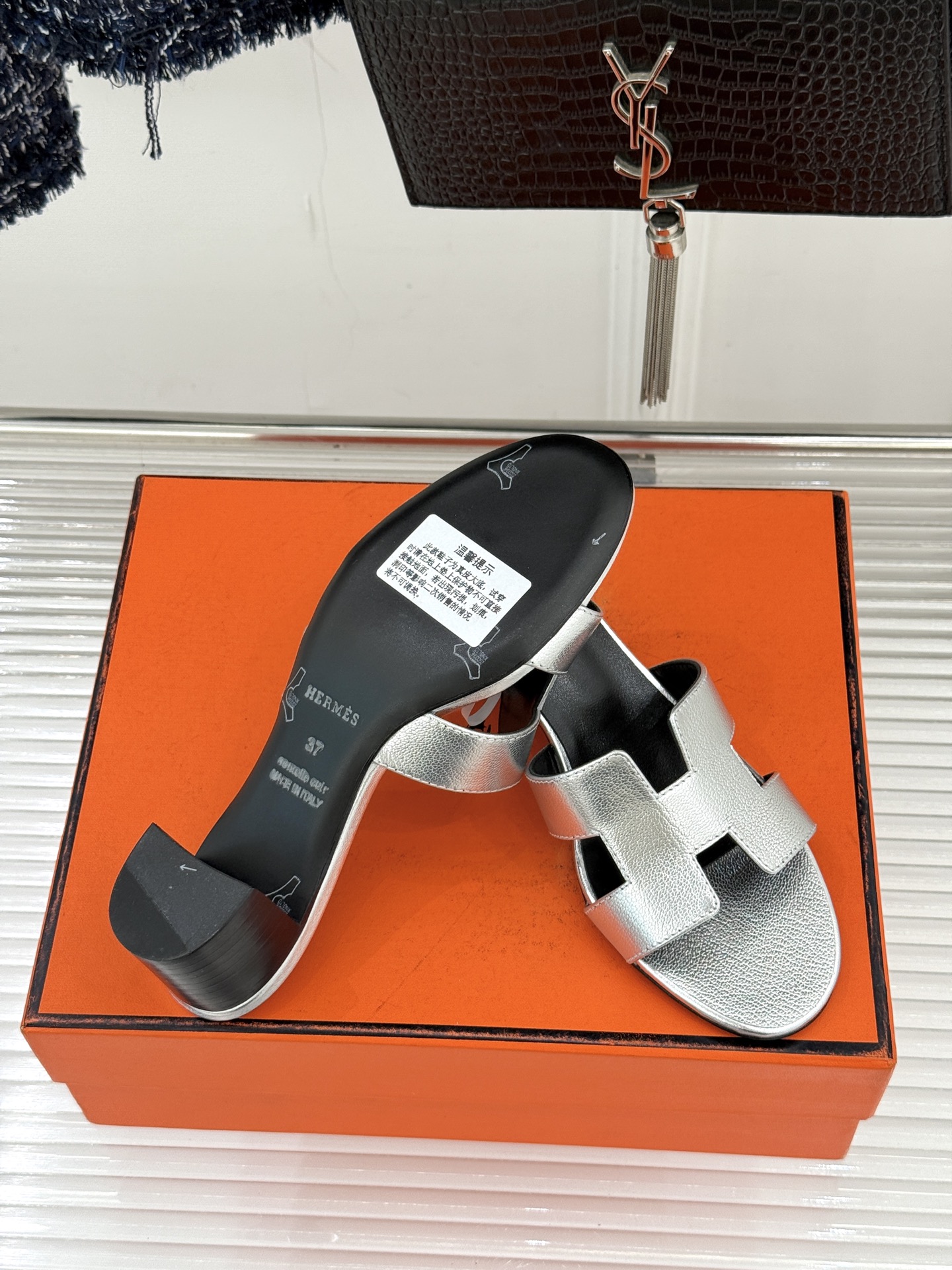 （配原版飞机盒）Hermès/爱马仕万年经典平底粗跟H拖将简约美学与极致工艺完美融合。粗跟设计 赋予你恰