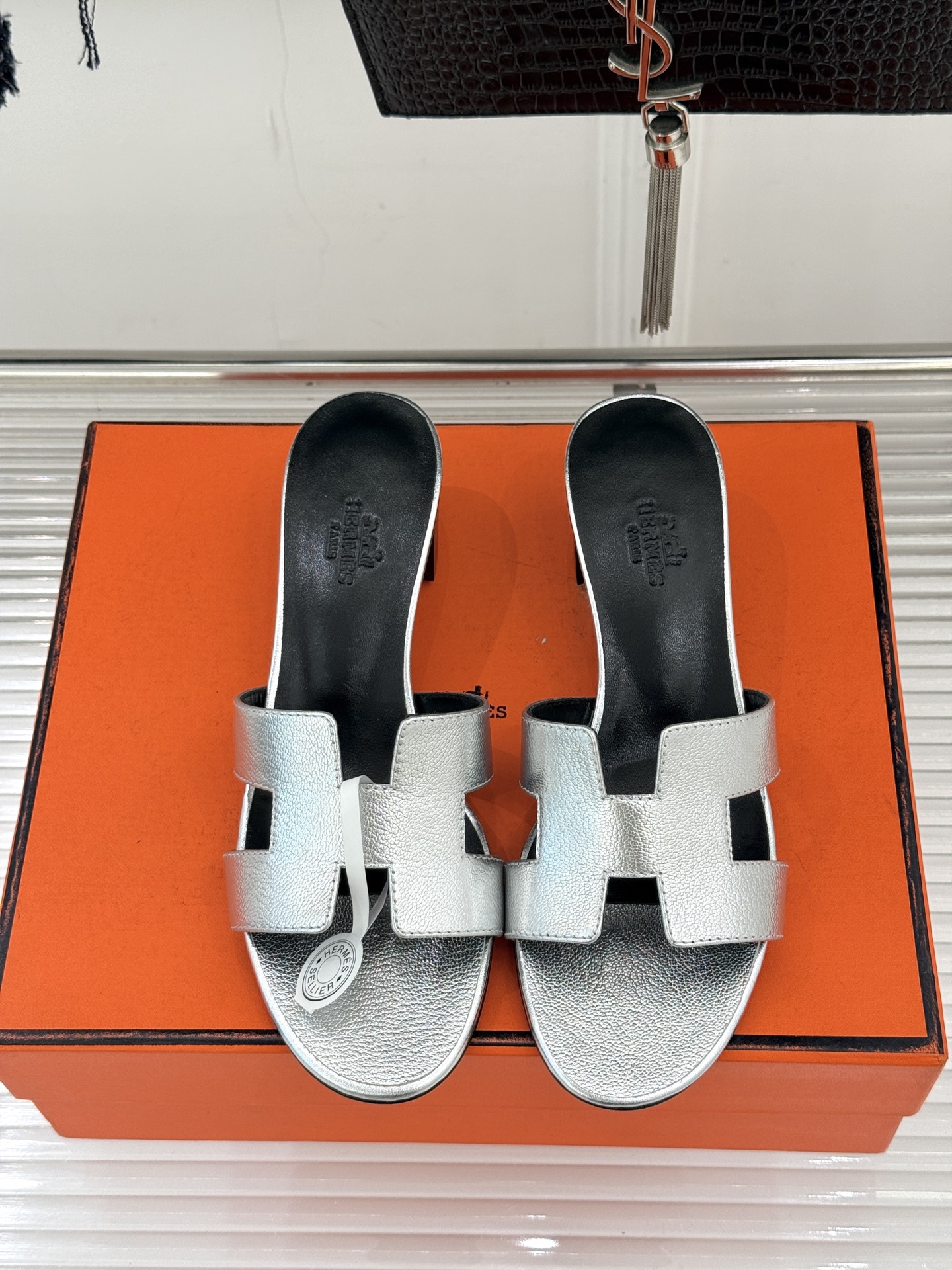 （配原版飞机盒）Hermès/爱马仕万年经典平底粗跟H拖将简约美学与极致工艺完美融合。粗跟设计 赋予你恰