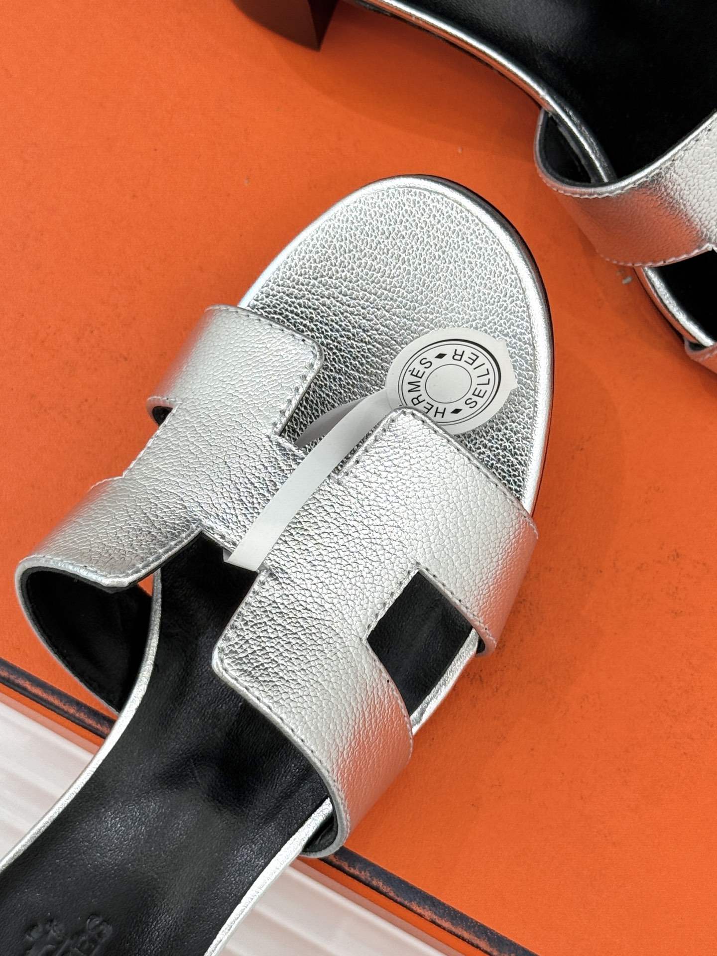 （配原版飞机盒）Hermès/爱马仕万年经典平底粗跟H拖将简约美学与极致工艺完美融合。粗跟设计 赋予你恰