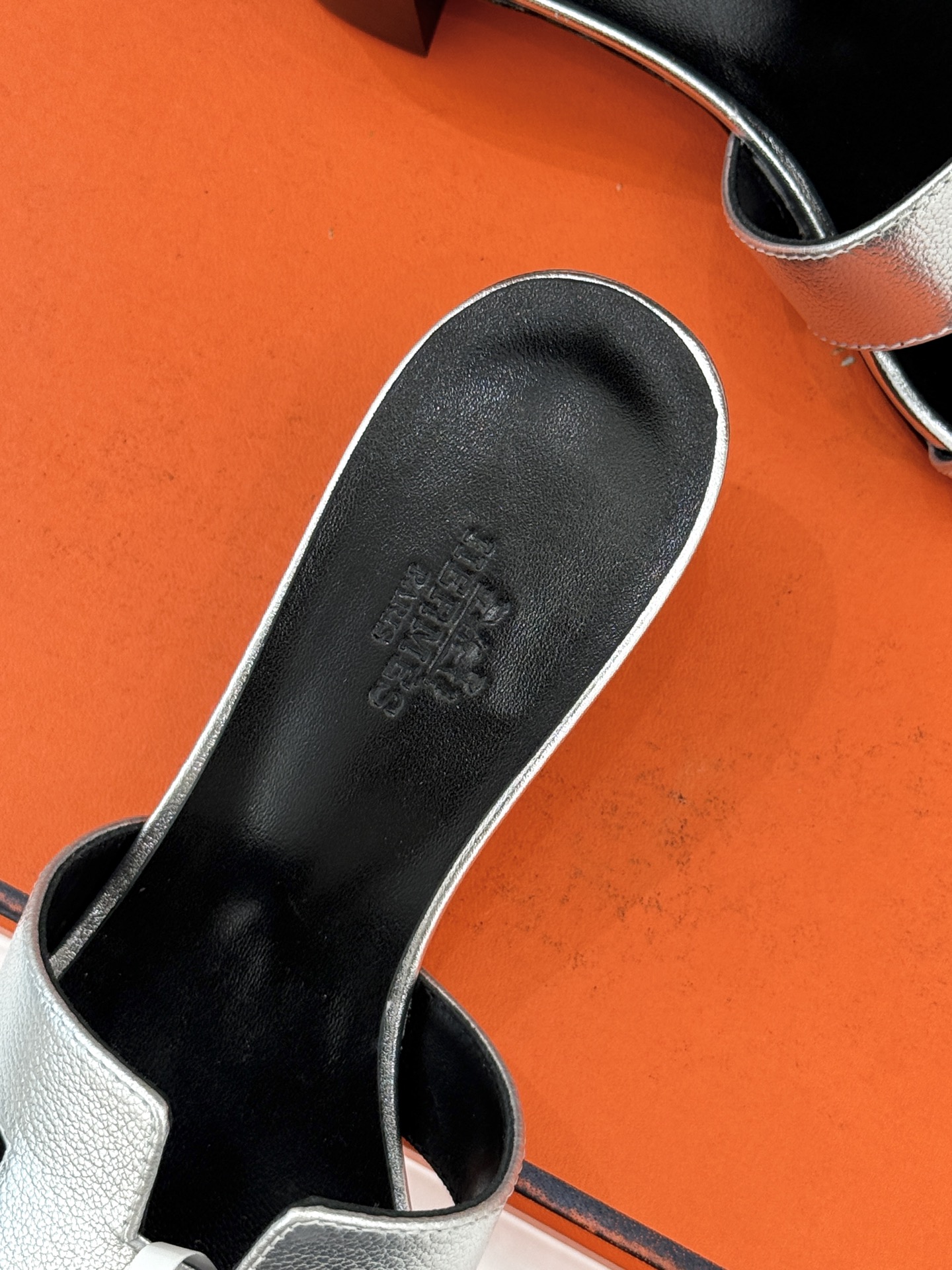 （配原版飞机盒）Hermès/爱马仕万年经典平底粗跟H拖将简约美学与极致工艺完美融合。粗跟设计 赋予你恰