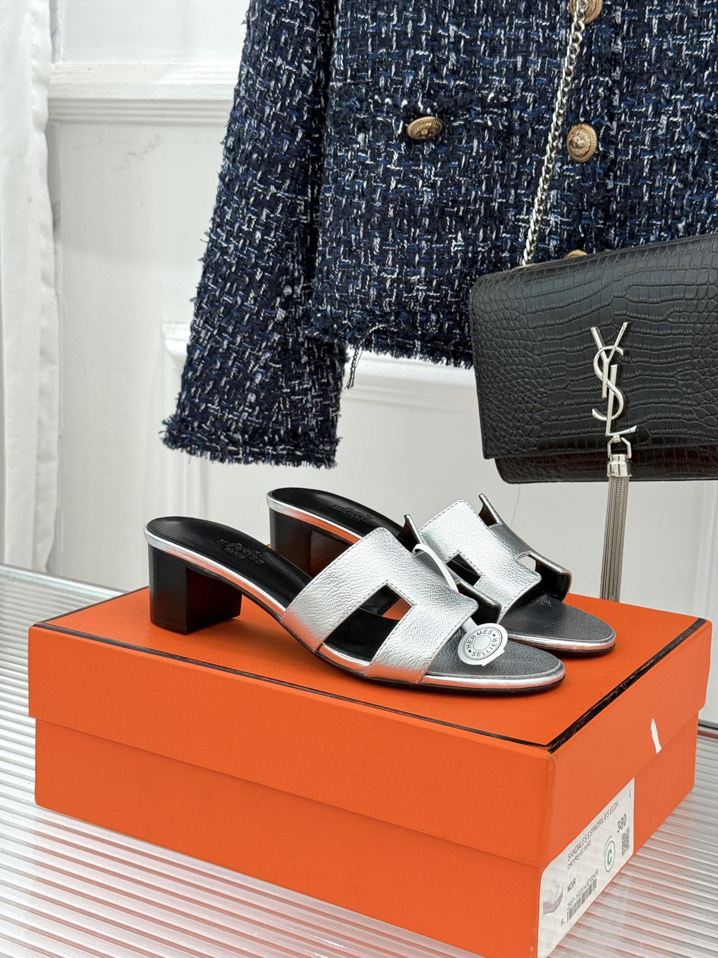 （配原版飞机盒）Hermès/爱马仕万年经典平底粗跟H拖将简约美学与极致工艺完美融合。粗跟设计 赋予你恰