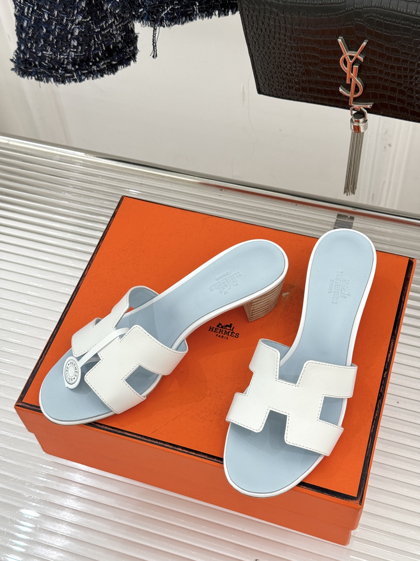 （配原版飞机盒）Hermès/爱马仕万年经典平底粗跟H拖将简约美学与极致工艺完美融合。粗跟设计 赋予你恰