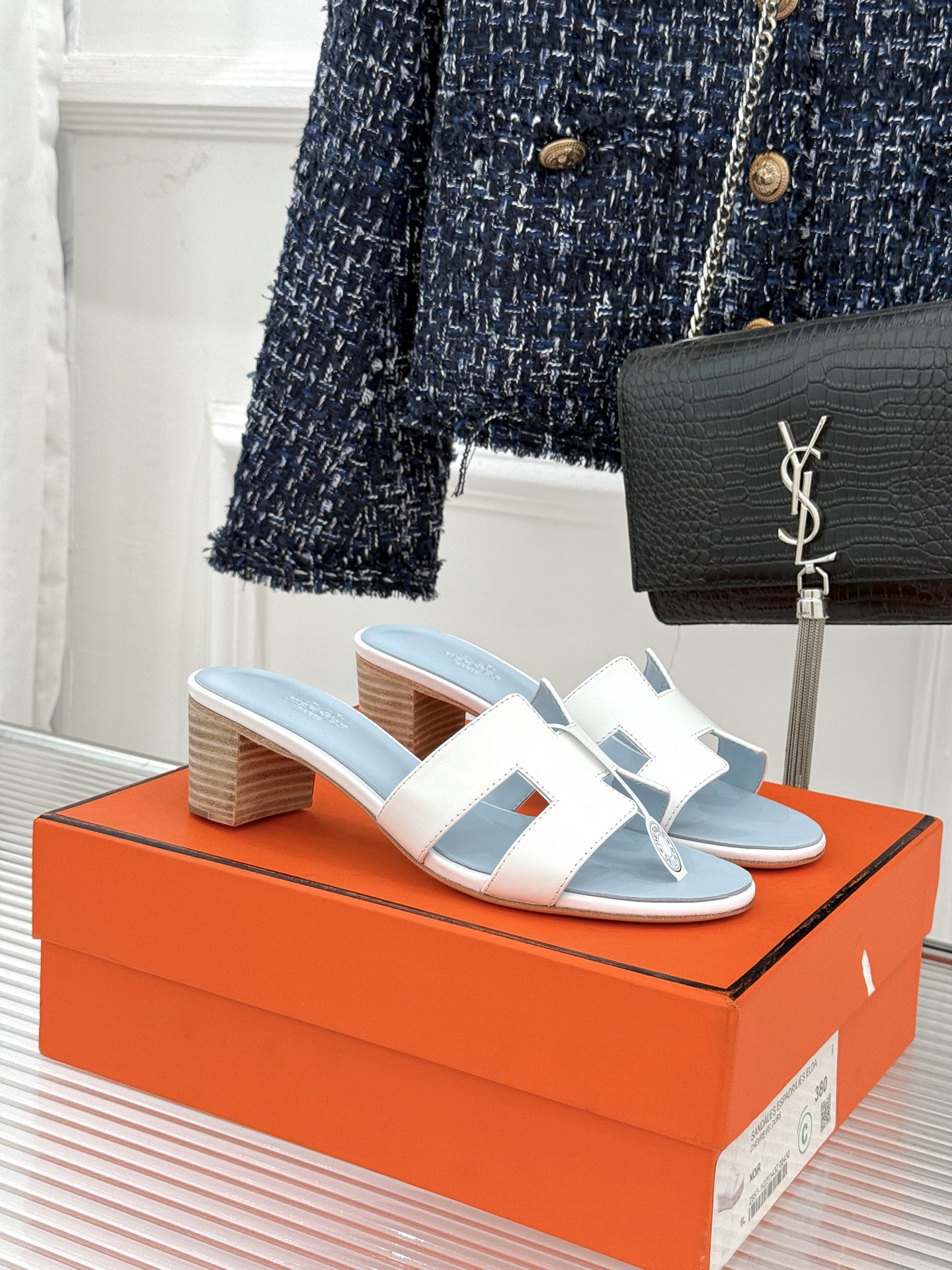 （配原版飞机盒）Hermès/爱马仕万年经典平底粗跟H拖将简约美学与极致工艺完美融合。粗跟设计 赋予你恰