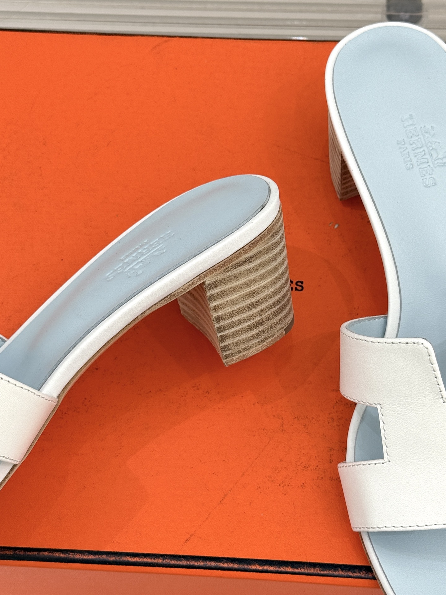 （配原版飞机盒）Hermès/爱马仕万年经典平底粗跟H拖将简约美学与极致工艺完美融合。粗跟设计 赋予你恰