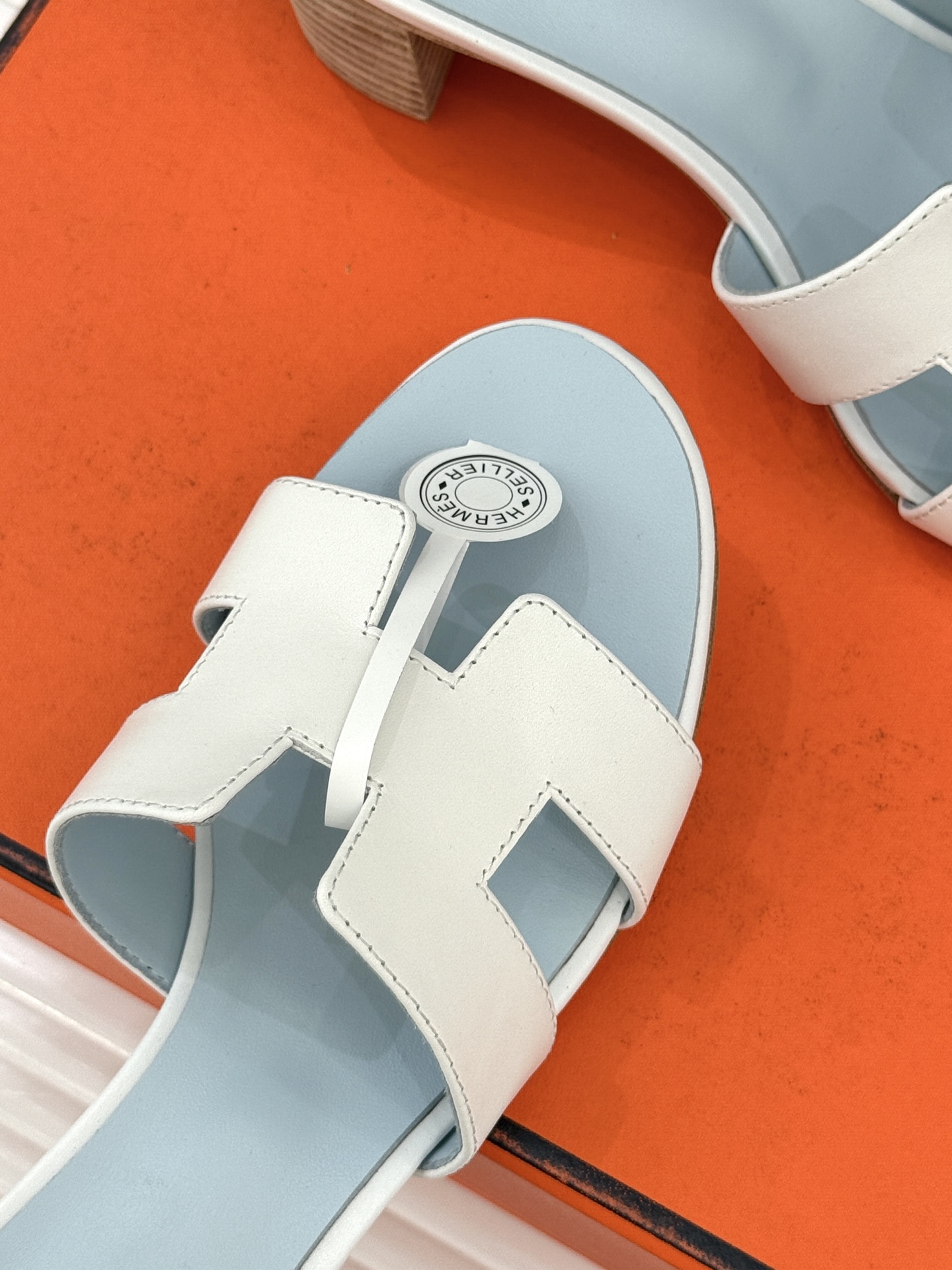 （配原版飞机盒）Hermès/爱马仕万年经典平底粗跟H拖将简约美学与极致工艺完美融合。粗跟设计 赋予你恰