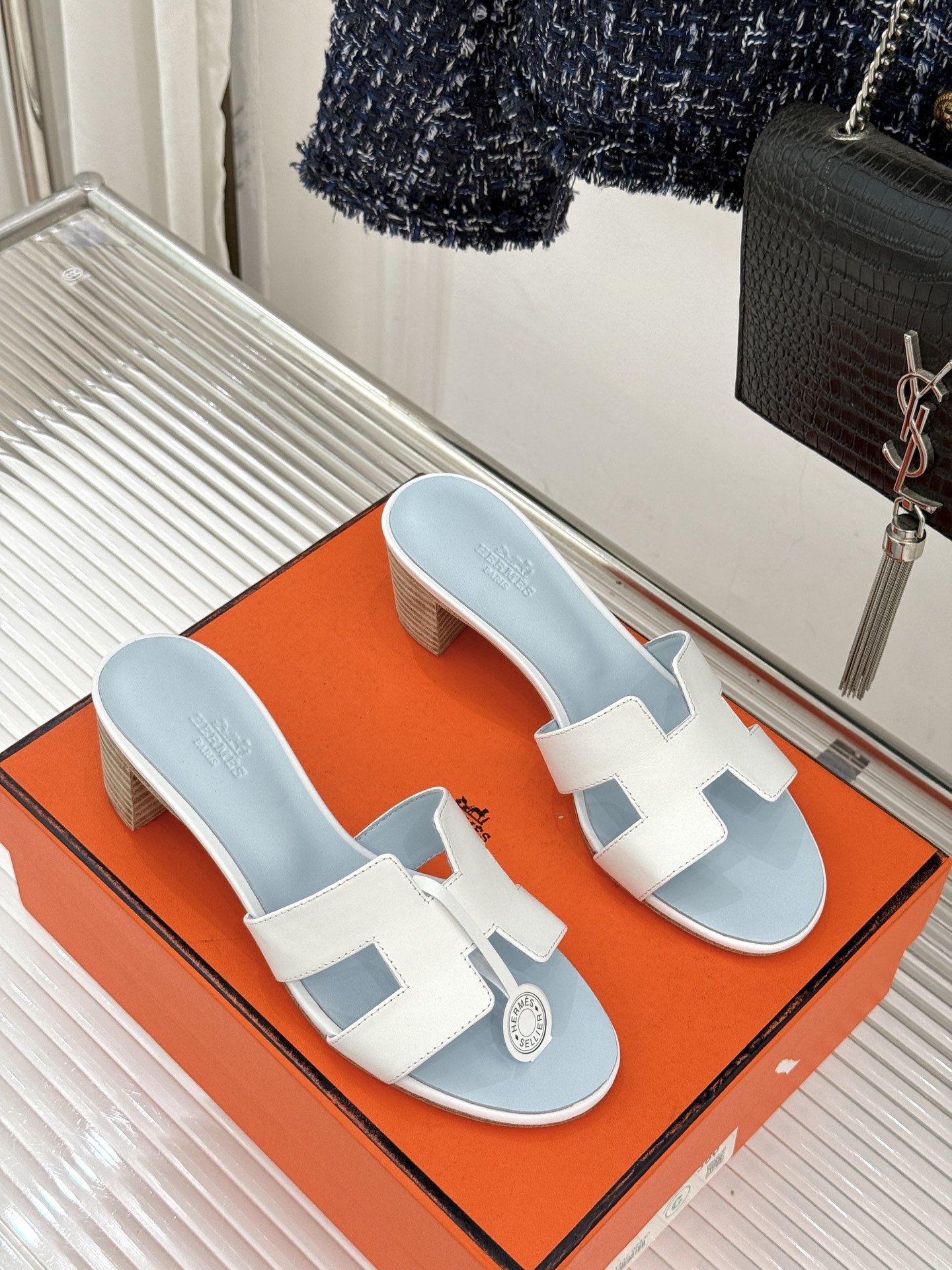 （配原版飞机盒）Hermès/爱马仕万年经典平底粗跟H拖将简约美学与极致工艺完美融合。粗跟设计 赋予你恰