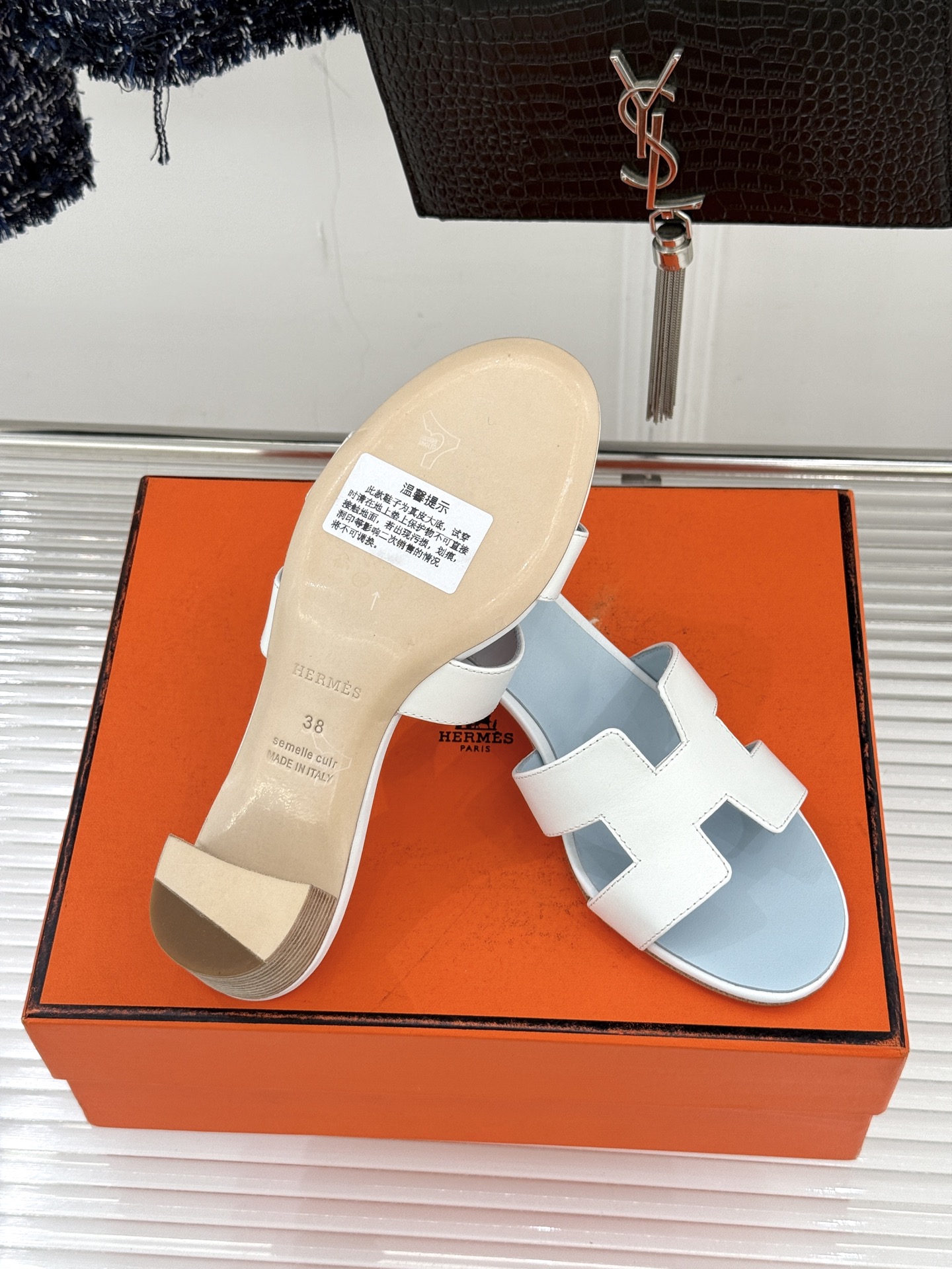 （配原版飞机盒）Hermès/爱马仕万年经典平底粗跟H拖将简约美学与极致工艺完美融合。粗跟设计 赋予你恰