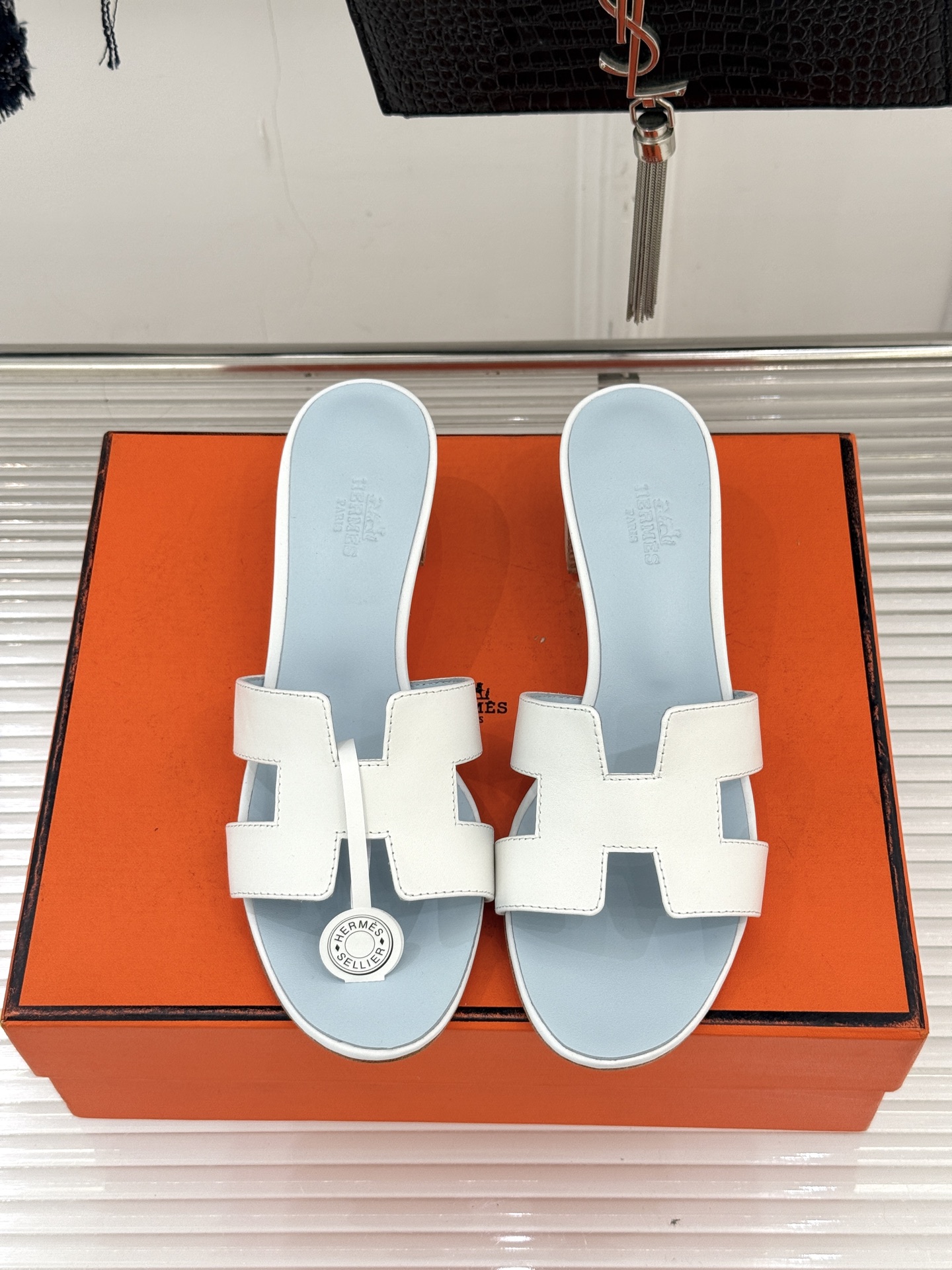 （配原版飞机盒）Hermès/爱马仕万年经典平底粗跟H拖将简约美学与极致工艺完美融合。粗跟设计 赋予你恰