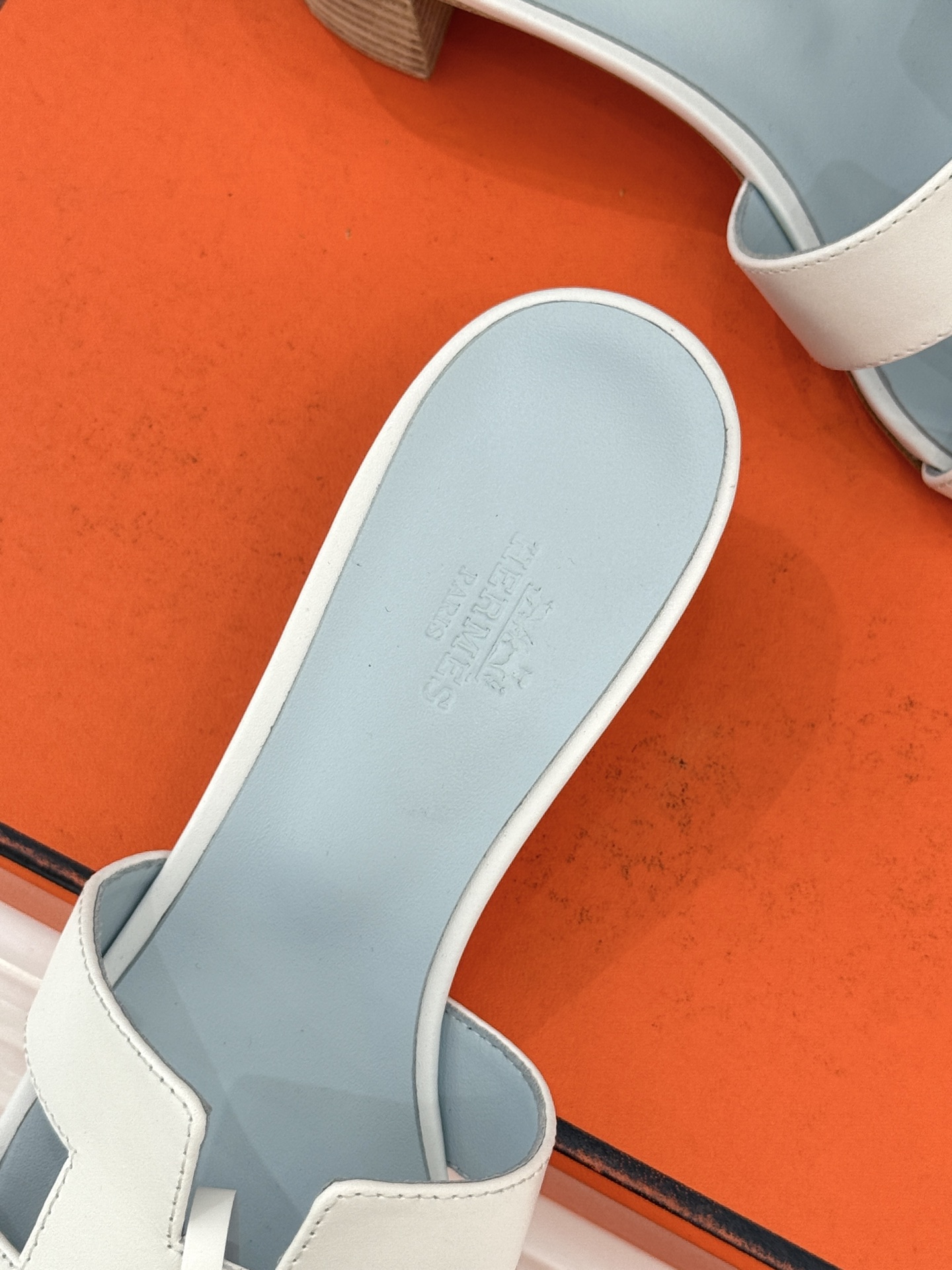 （配原版飞机盒）Hermès/爱马仕万年经典平底粗跟H拖将简约美学与极致工艺完美融合。粗跟设计 赋予你恰