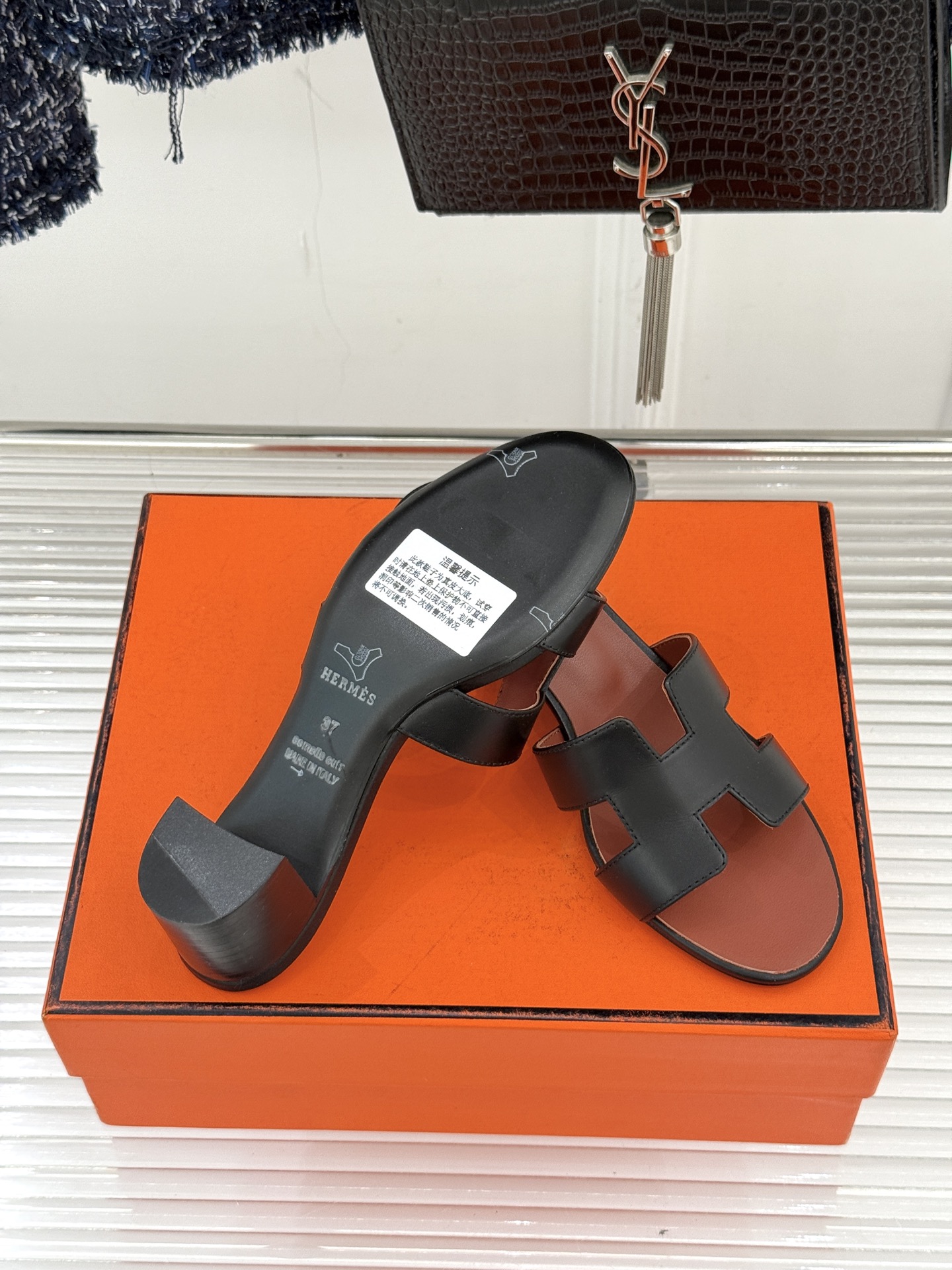 （配原版飞机盒）Hermès/爱马仕万年经典平底粗跟H拖将简约美学与极致工艺完美融合。粗跟设计 赋予你恰