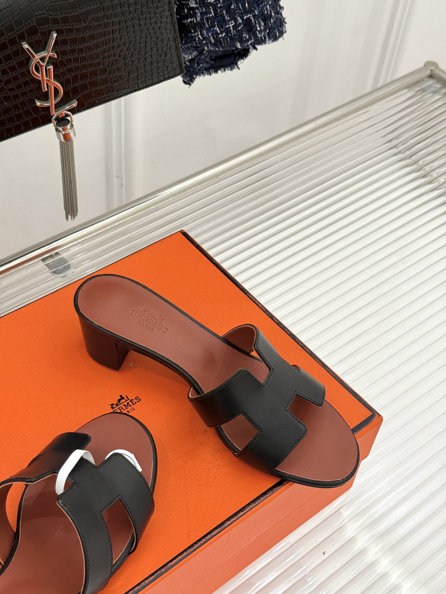 （配原版飞机盒）Hermès/爱马仕万年经典平底粗跟H拖将简约美学与极致工艺完美融合。粗跟设计 赋予你恰