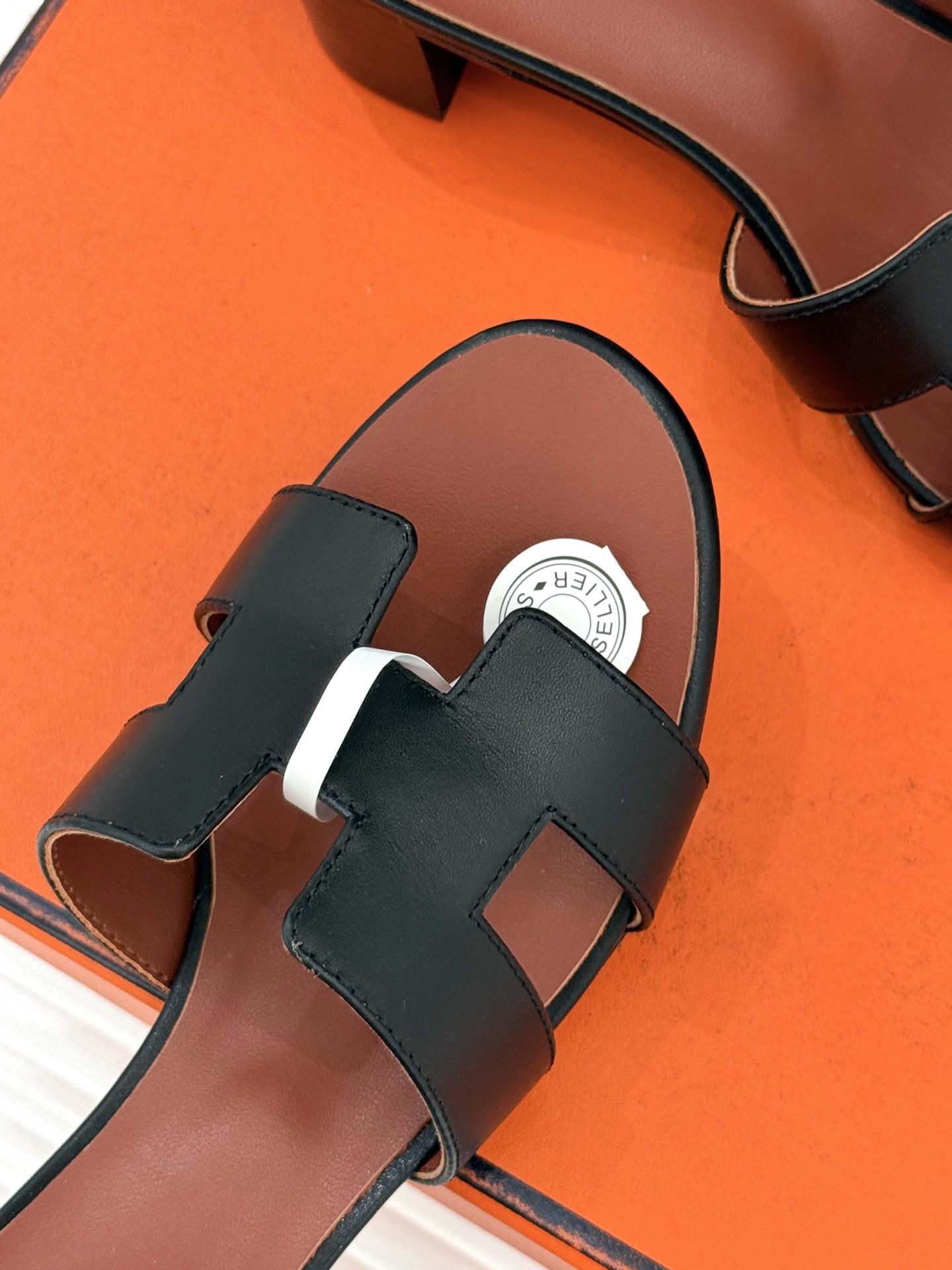 （配原版飞机盒）Hermès/爱马仕万年经典平底粗跟H拖将简约美学与极致工艺完美融合。粗跟设计 赋予你恰