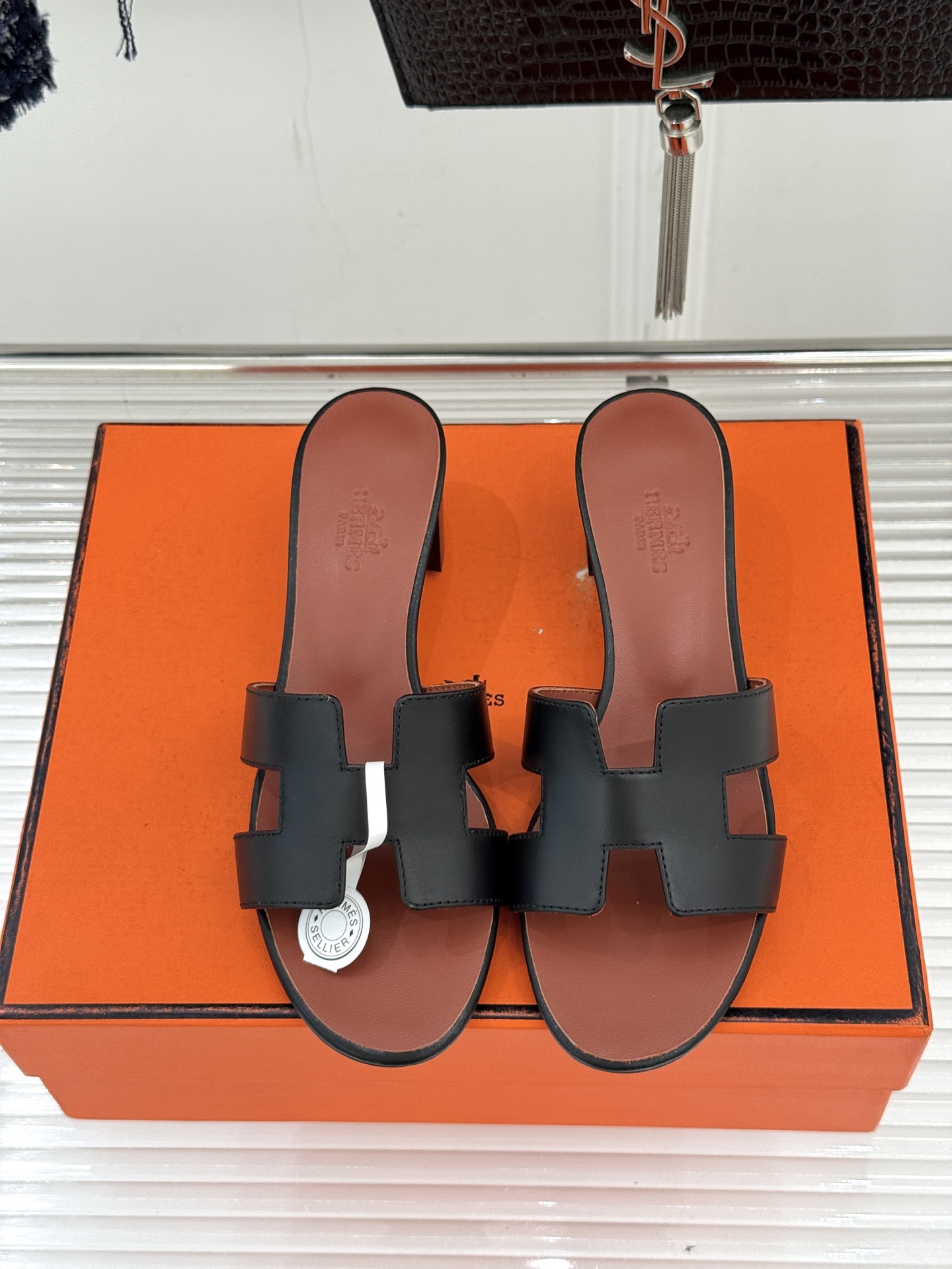 （配原版飞机盒）Hermès/爱马仕万年经典平底粗跟H拖将简约美学与极致工艺完美融合。粗跟设计 赋予你恰