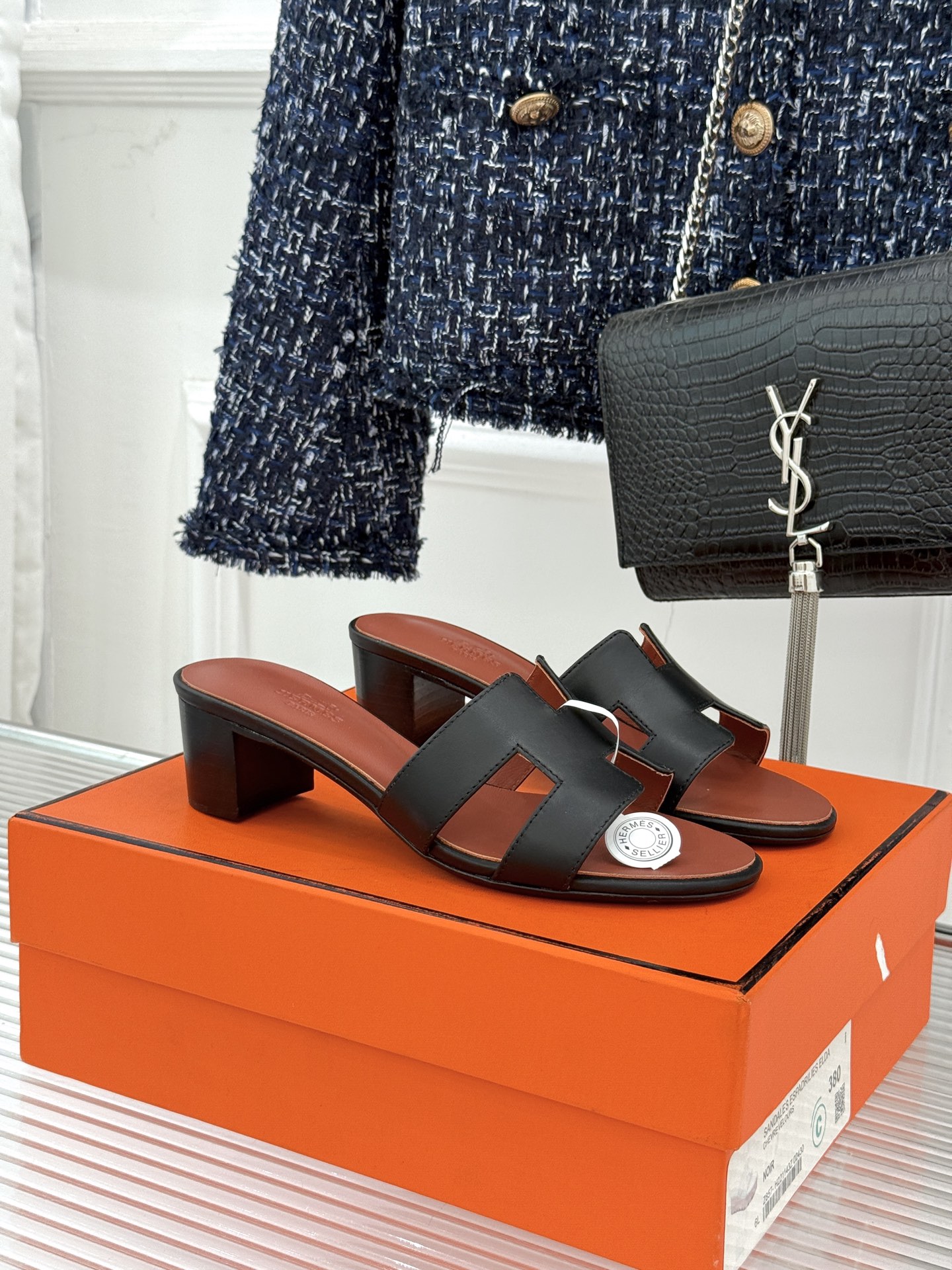 （配原版飞机盒）Hermès/爱马仕万年经典平底粗跟H拖将简约美学与极致工艺完美融合。粗跟设计 赋予你恰