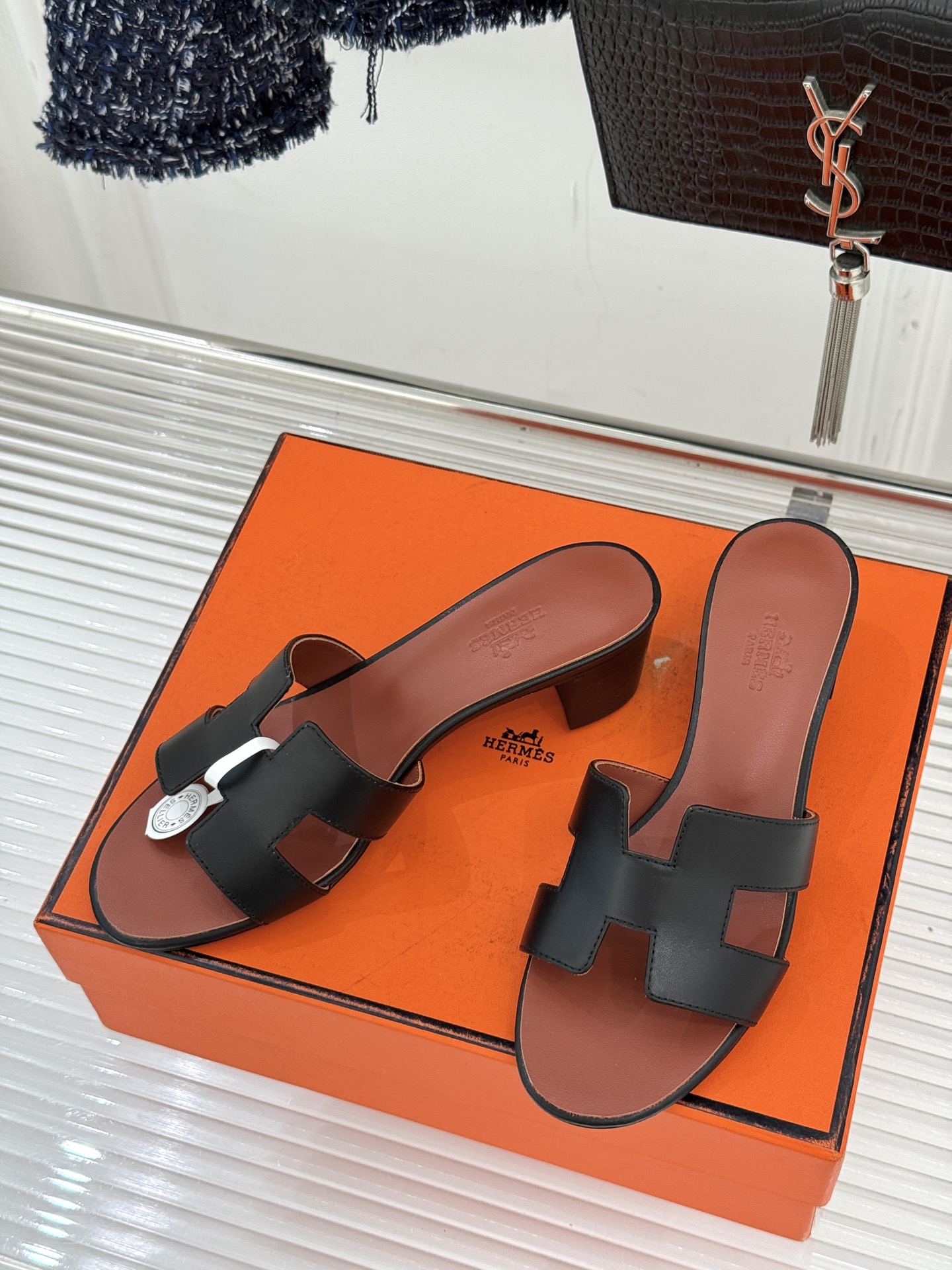 （配原版飞机盒）Hermès/爱马仕万年经典平底粗跟H拖将简约美学与极致工艺完美融合。粗跟设计 赋予你恰