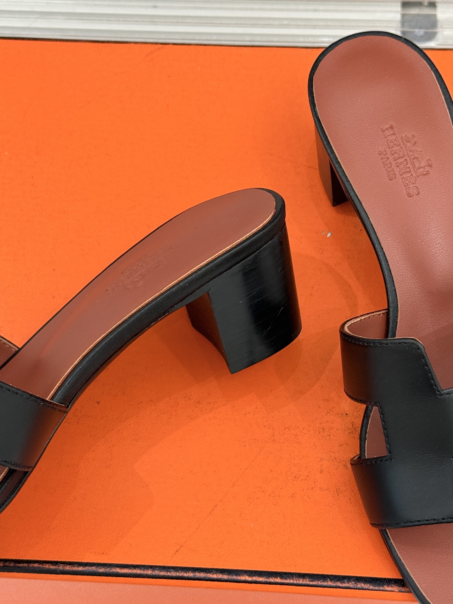 （配原版飞机盒）Hermès/爱马仕万年经典平底粗跟H拖将简约美学与极致工艺完美融合。粗跟设计 赋予你恰