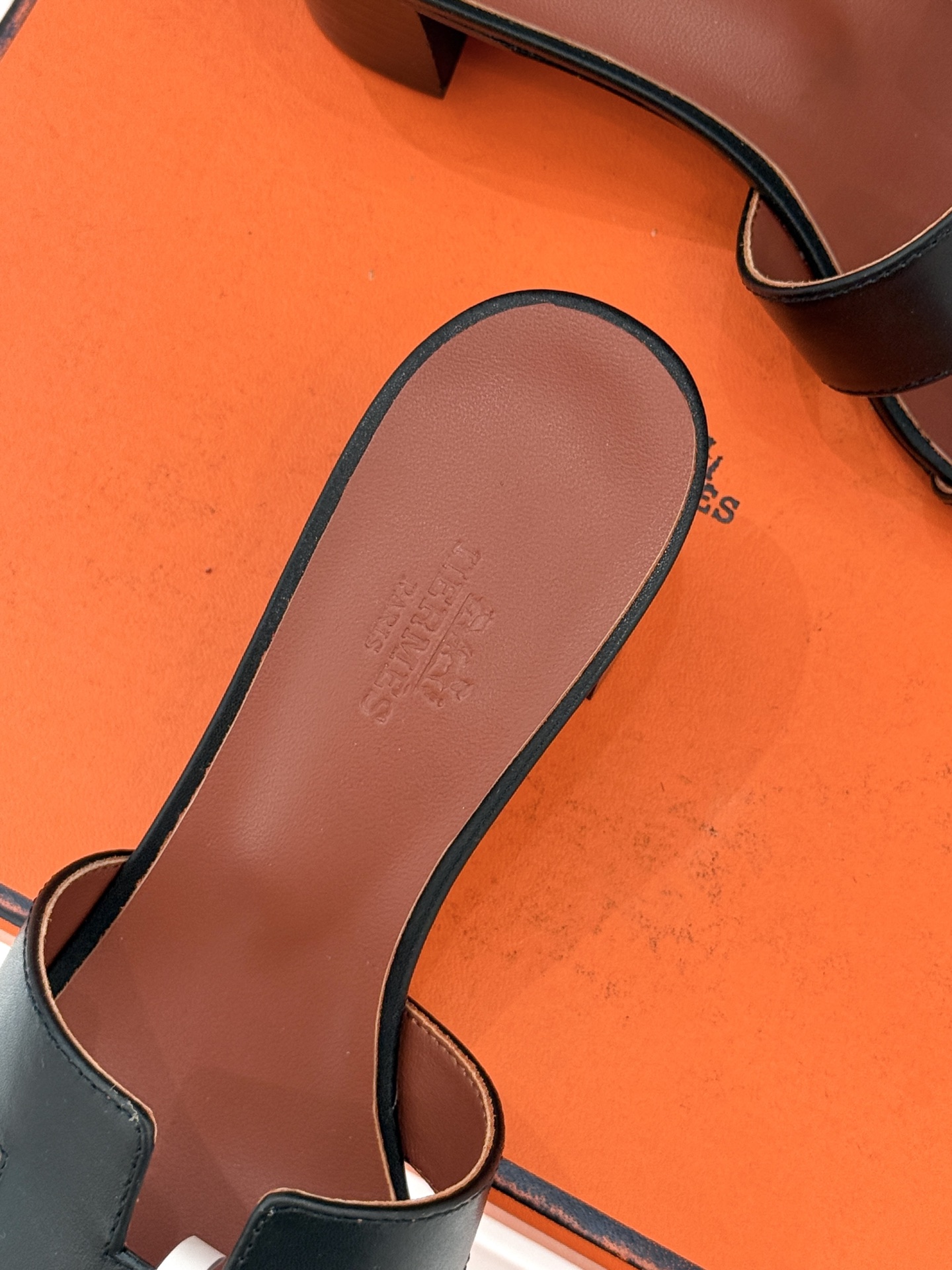 （配原版飞机盒）Hermès/爱马仕万年经典平底粗跟H拖将简约美学与极致工艺完美融合。粗跟设计 赋予你恰