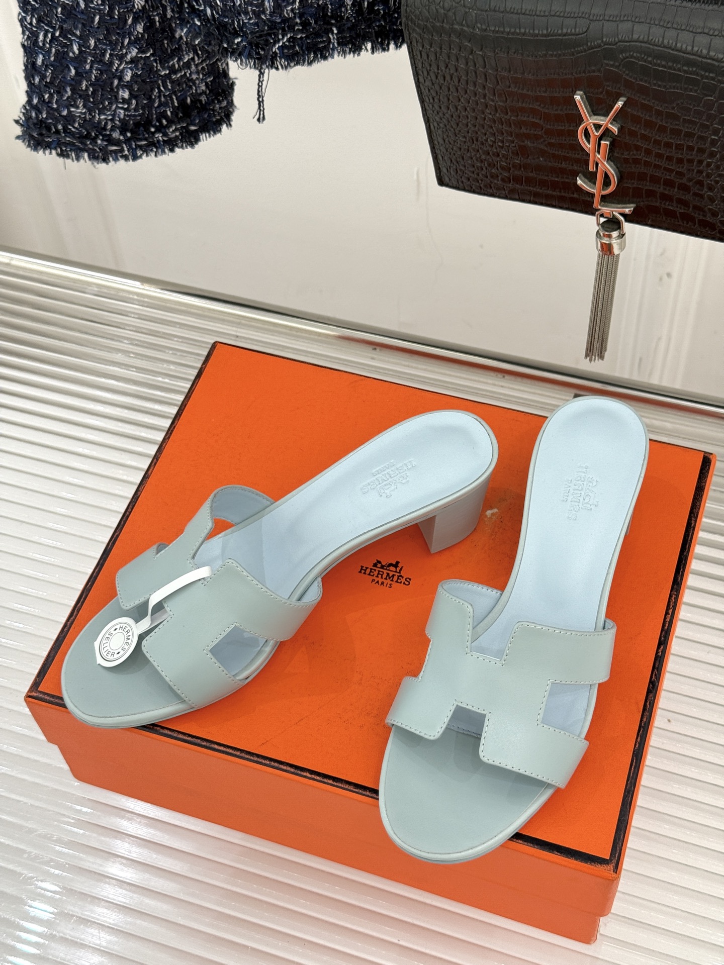 （配原版飞机盒）Hermès/爱马仕万年经典平底粗跟H拖将简约美学与极致工艺完美融合。粗跟设计 赋予你恰