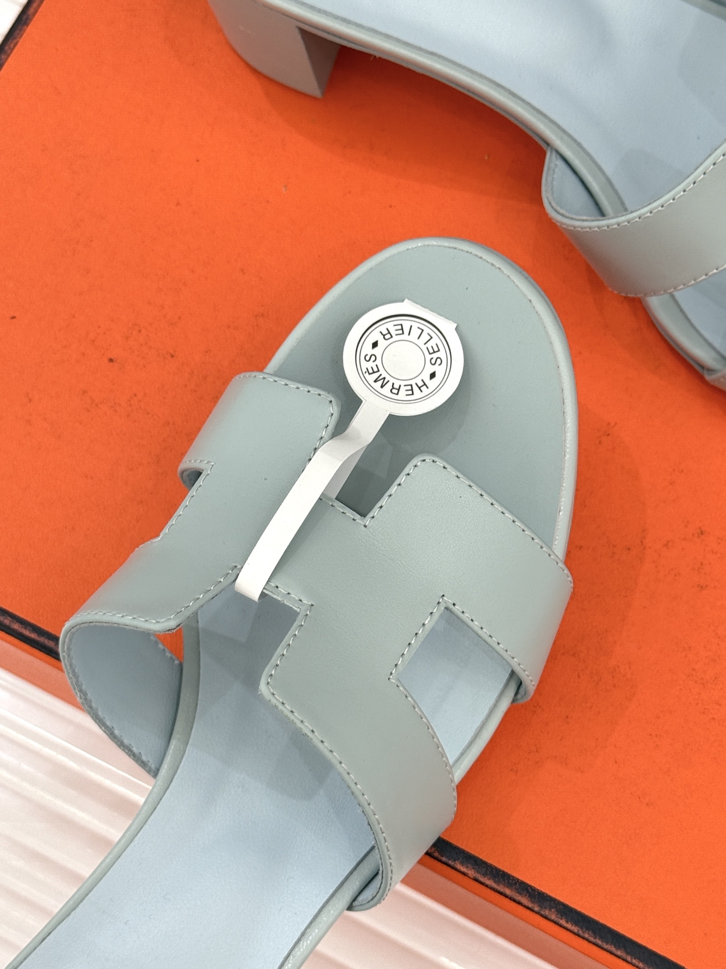 （配原版飞机盒）Hermès/爱马仕万年经典平底粗跟H拖将简约美学与极致工艺完美融合。粗跟设计 赋予你恰