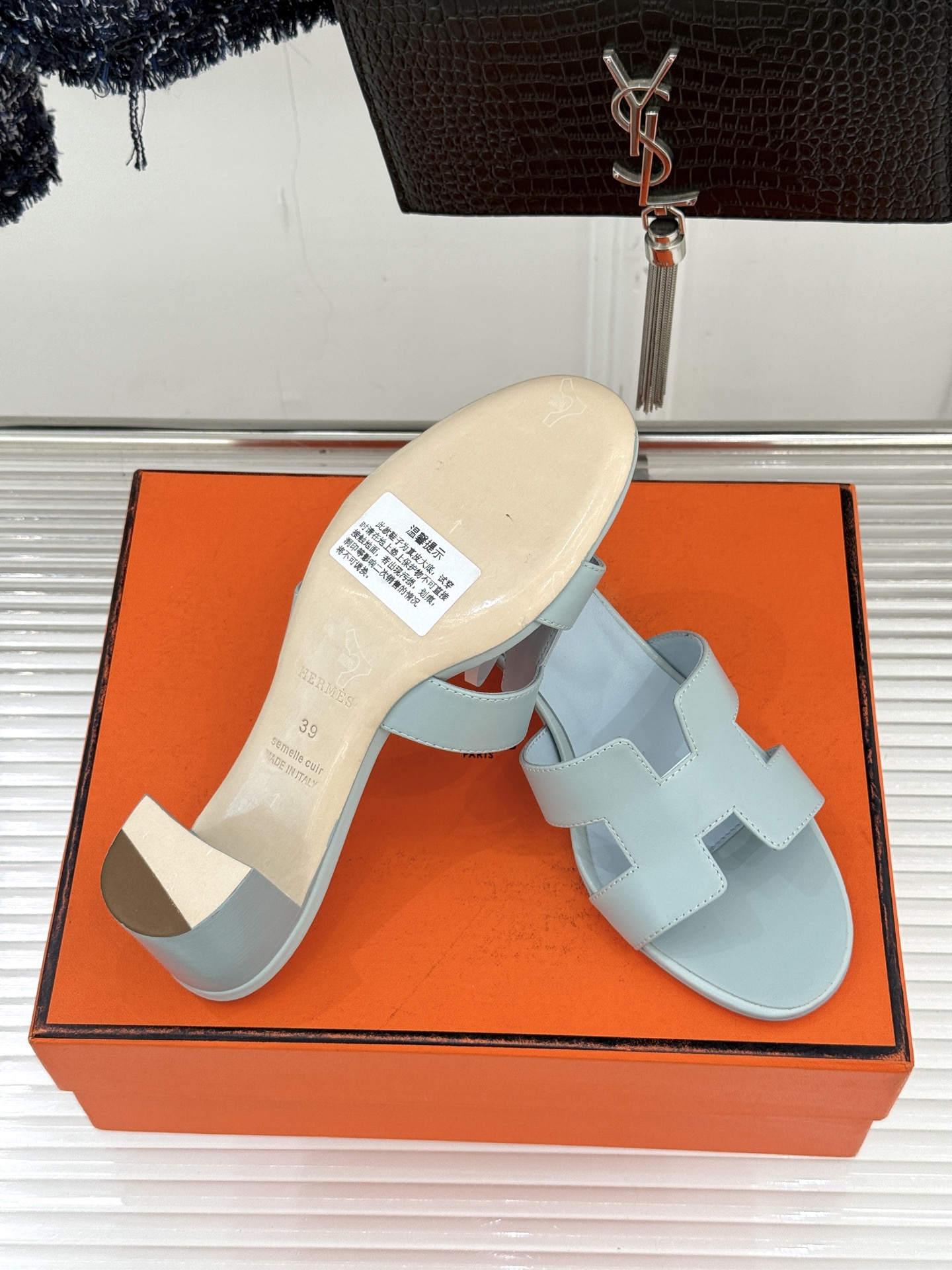 （配原版飞机盒）Hermès/爱马仕万年经典平底粗跟H拖将简约美学与极致工艺完美融合。粗跟设计 赋予你恰