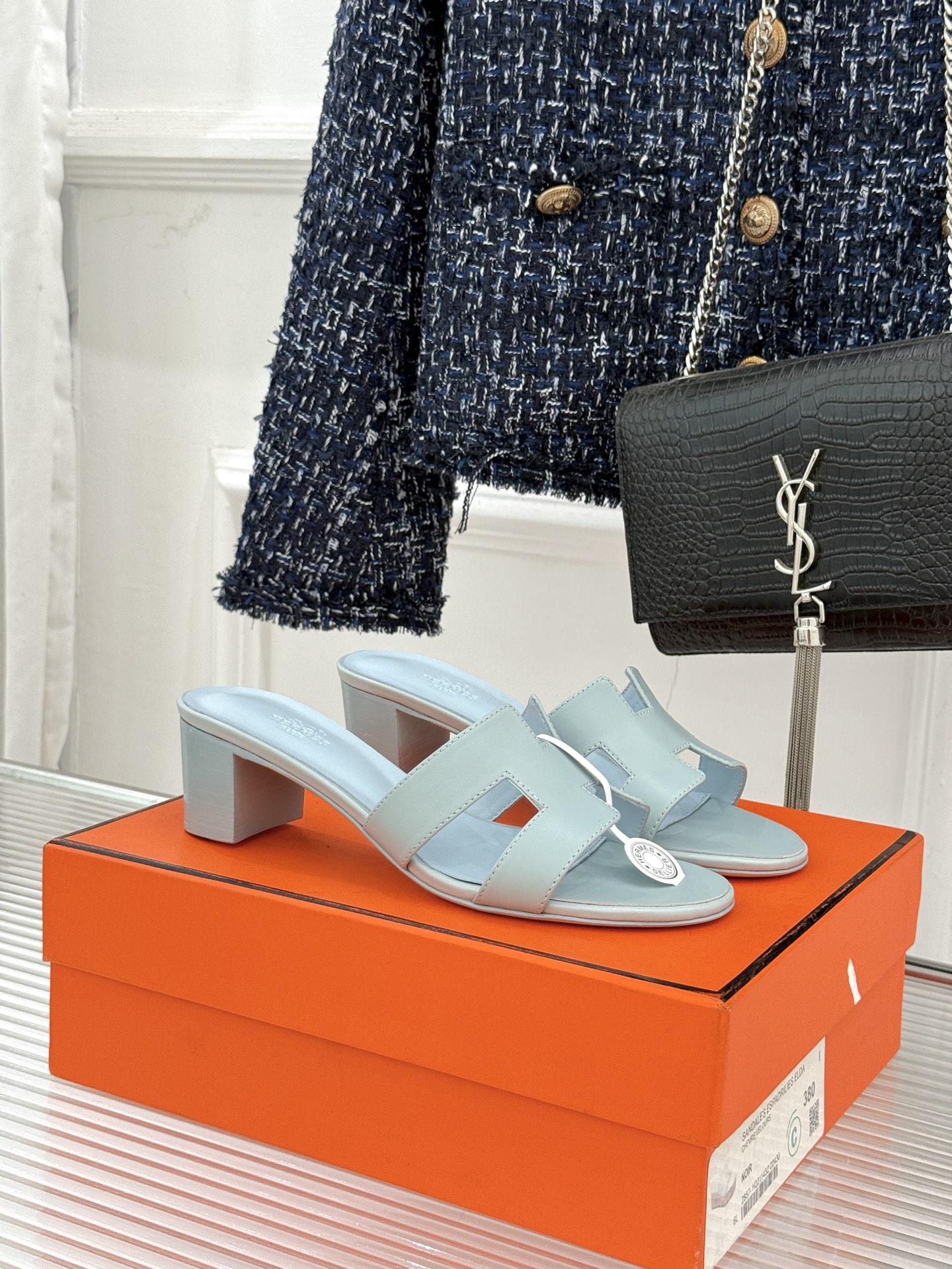 （配原版飞机盒）Hermès/爱马仕万年经典平底粗跟H拖将简约美学与极致工艺完美融合。粗跟设计 赋予你恰