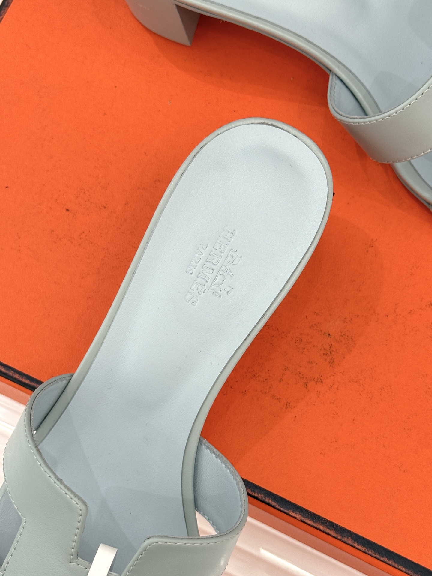 （配原版飞机盒）Hermès/爱马仕万年经典平底粗跟H拖将简约美学与极致工艺完美融合。粗跟设计 赋予你恰