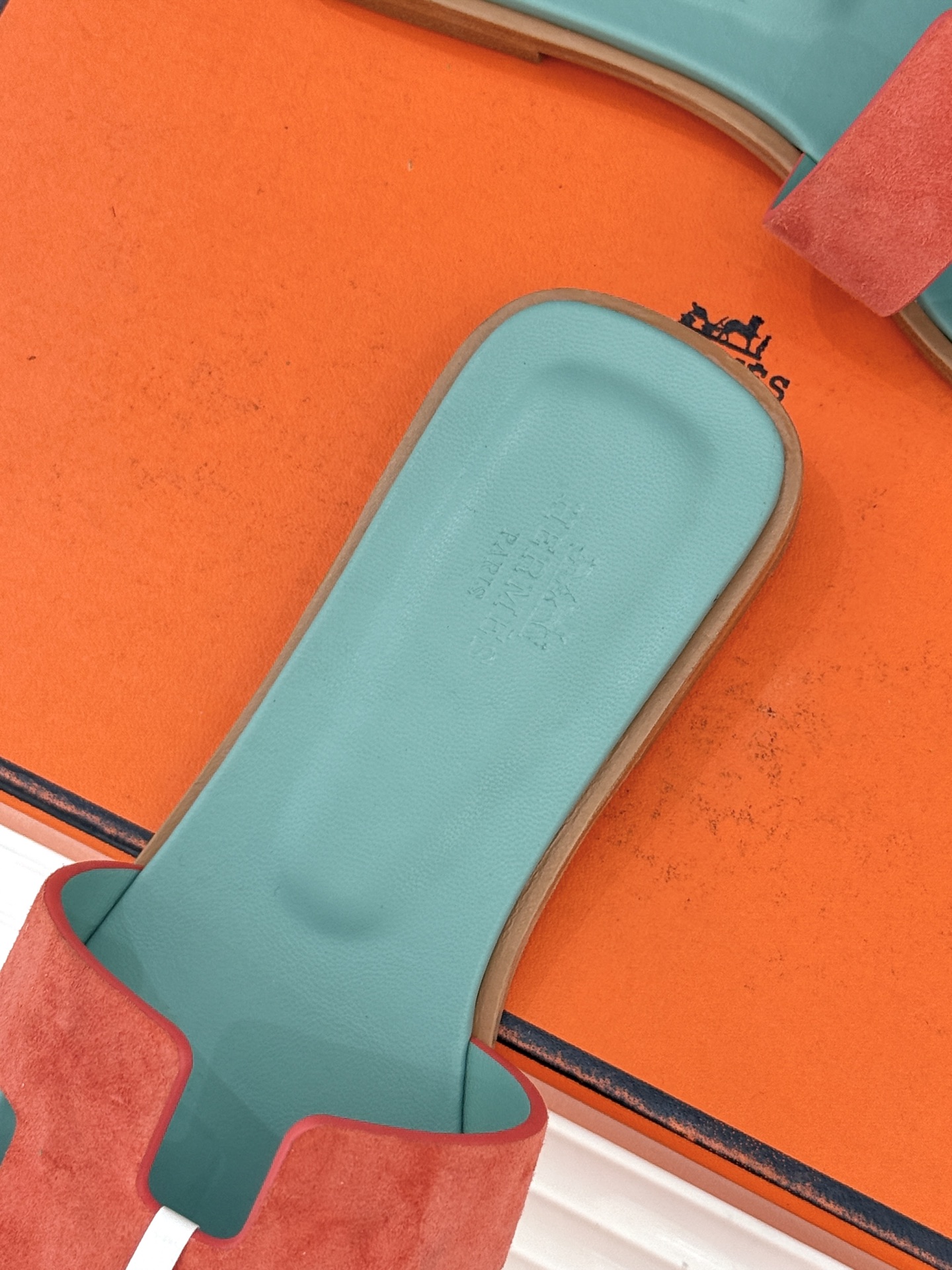 （配原版飞机盒）Hermès/爱马仕万年经典平底粗跟H拖将简约美学与极致工艺完美融合。粗跟设计 赋予你恰