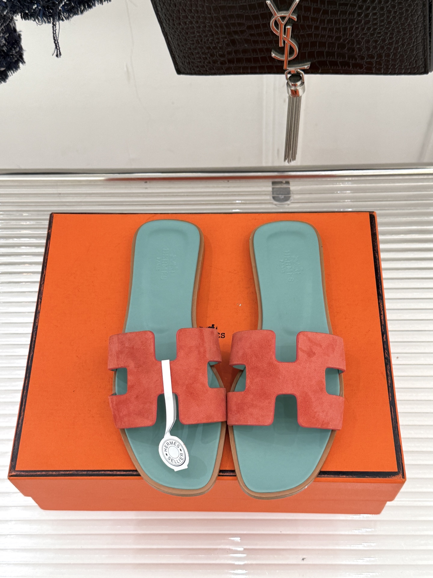 （配原版飞机盒）Hermès/爱马仕万年经典平底粗跟H拖将简约美学与极致工艺完美融合。粗跟设计 赋予你恰