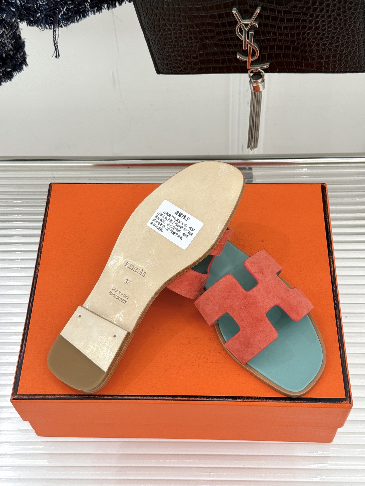 （配原版飞机盒）Hermès/爱马仕万年经典平底粗跟H拖将简约美学与极致工艺完美融合。粗跟设计 赋予你恰