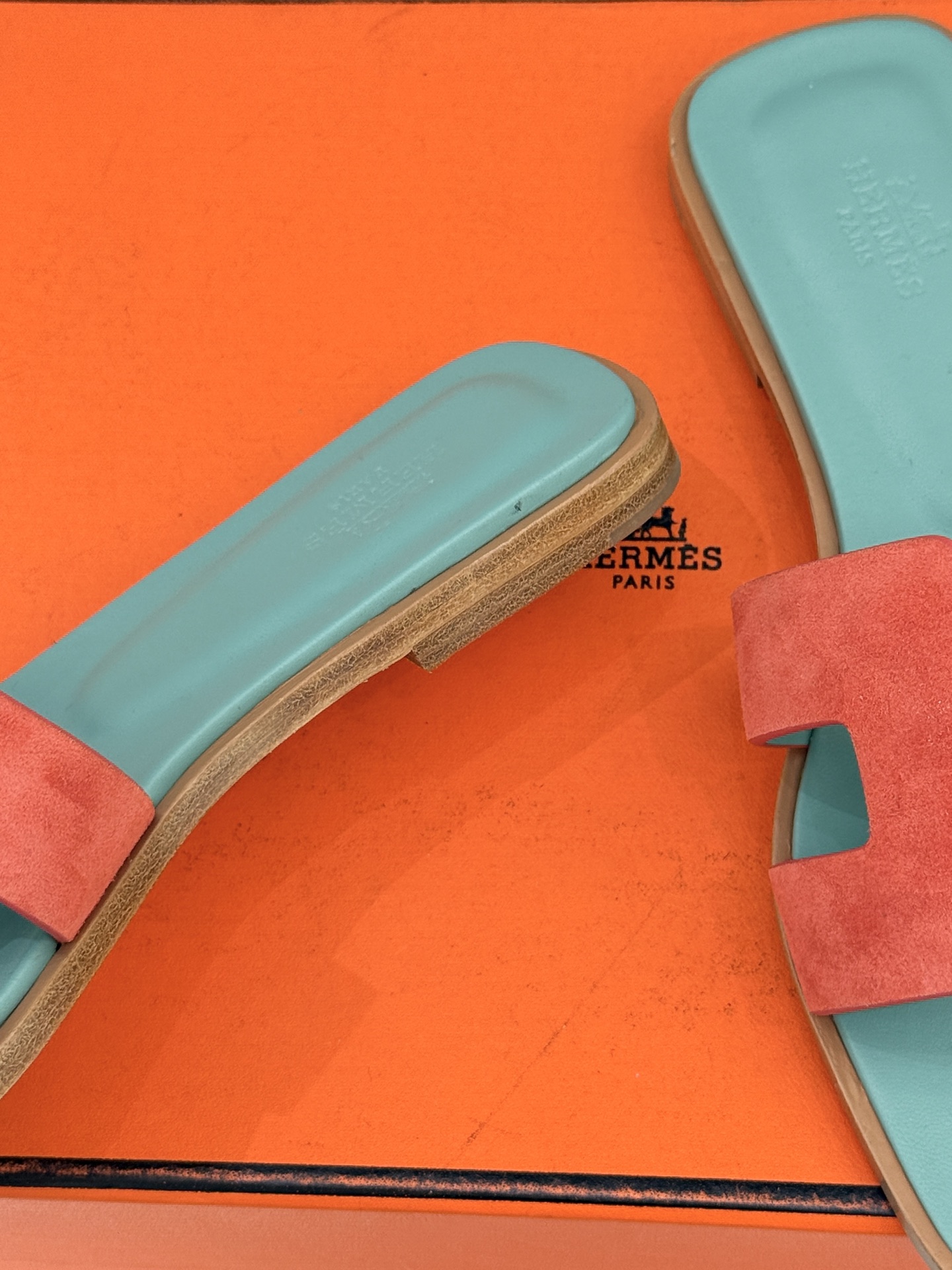 （配原版飞机盒）Hermès/爱马仕万年经典平底粗跟H拖将简约美学与极致工艺完美融合。粗跟设计 赋予你恰