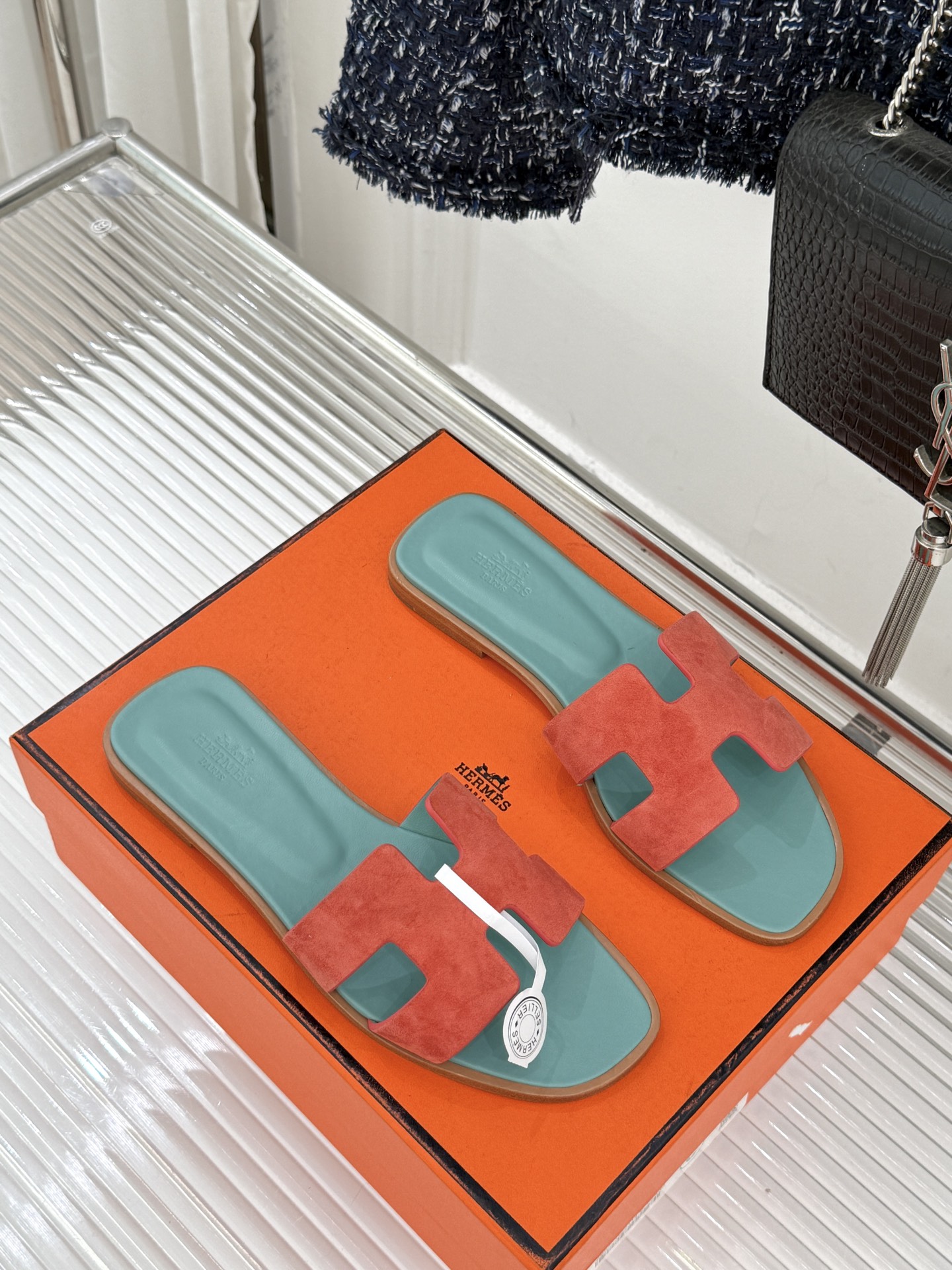 （配原版飞机盒）Hermès/爱马仕万年经典平底粗跟H拖将简约美学与极致工艺完美融合。粗跟设计 赋予你恰