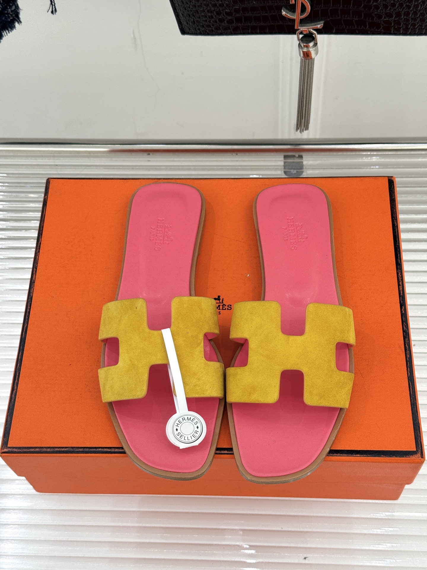 （配原版飞机盒）Hermès/爱马仕万年经典平底粗跟H拖将简约美学与极致工艺完美融合。粗跟设计 赋予你恰