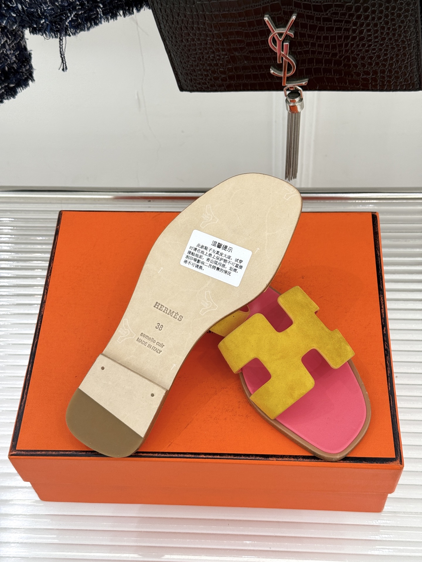 （配原版飞机盒）Hermès/爱马仕万年经典平底粗跟H拖将简约美学与极致工艺完美融合。粗跟设计 赋予你恰