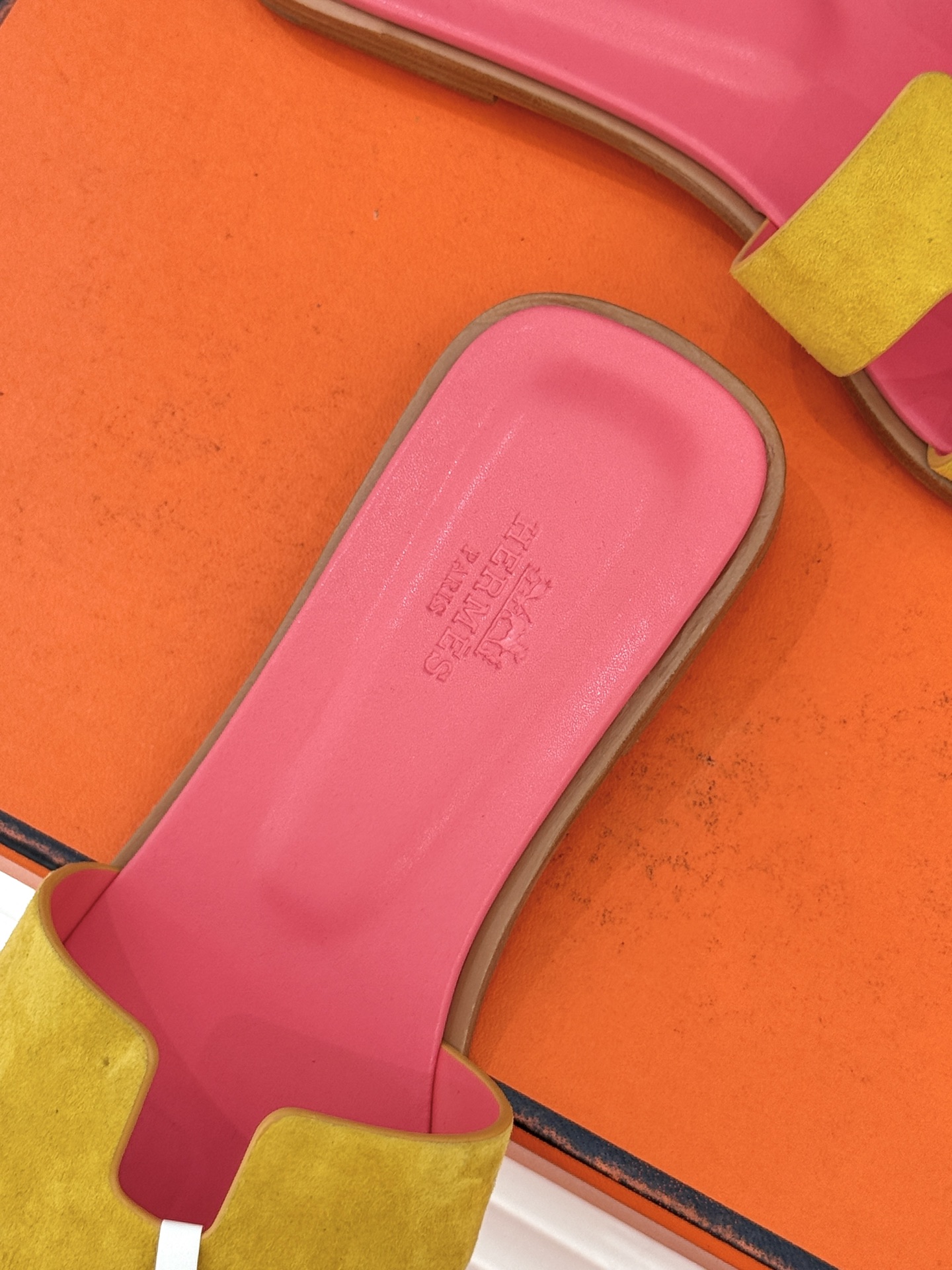 （配原版飞机盒）Hermès/爱马仕万年经典平底粗跟H拖将简约美学与极致工艺完美融合。粗跟设计 赋予你恰