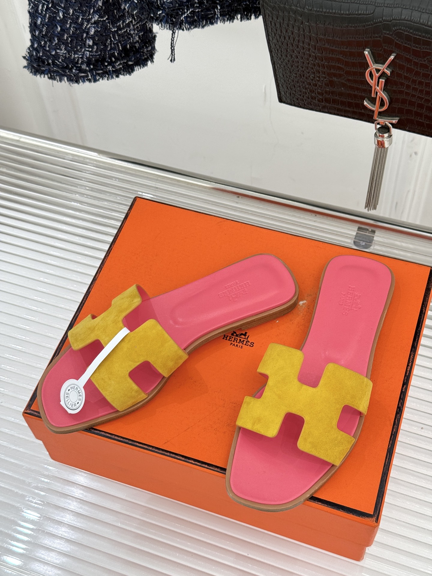 （配原版飞机盒）Hermès/爱马仕万年经典平底粗跟H拖将简约美学与极致工艺完美融合。粗跟设计 赋予你恰