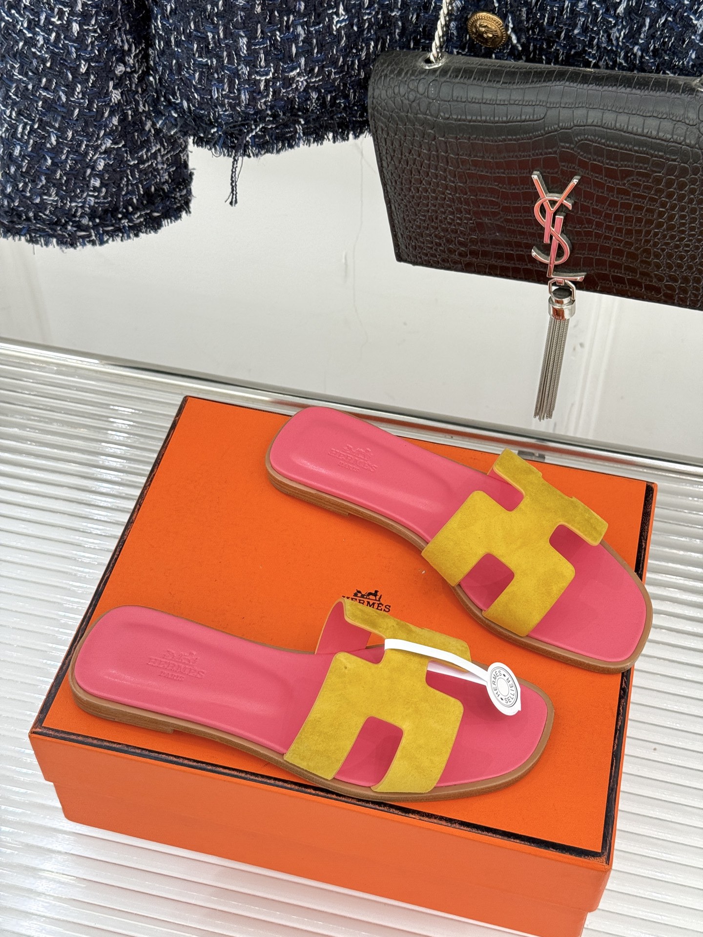 （配原版飞机盒）Hermès/爱马仕万年经典平底粗跟H拖将简约美学与极致工艺完美融合。粗跟设计 赋予你恰