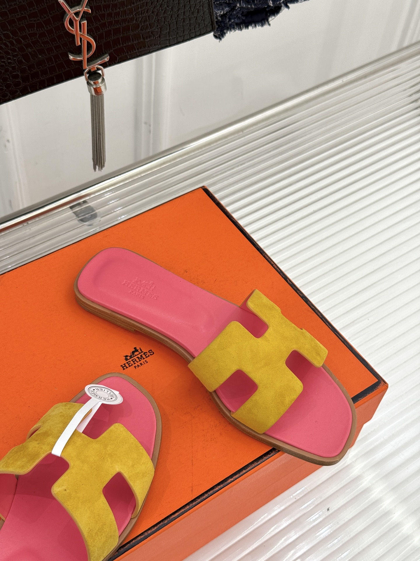 （配原版飞机盒）Hermès/爱马仕万年经典平底粗跟H拖将简约美学与极致工艺完美融合。粗跟设计 赋予你恰