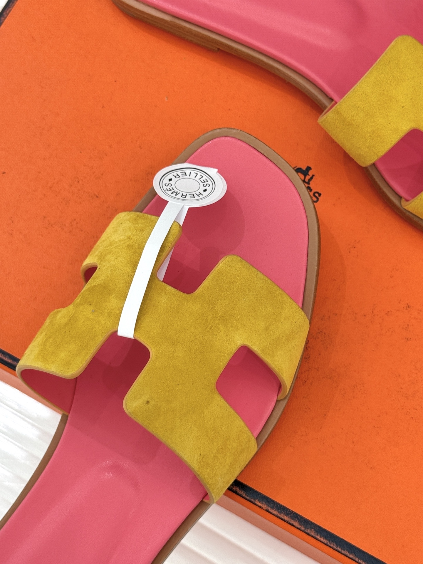 （配原版飞机盒）Hermès/爱马仕万年经典平底粗跟H拖将简约美学与极致工艺完美融合。粗跟设计 赋予你恰