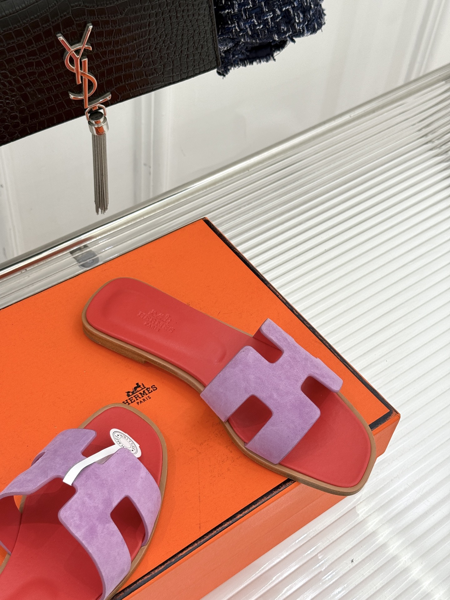 （配原版飞机盒）Hermès/爱马仕万年经典平底粗跟H拖将简约美学与极致工艺完美融合。粗跟设计 赋予你恰