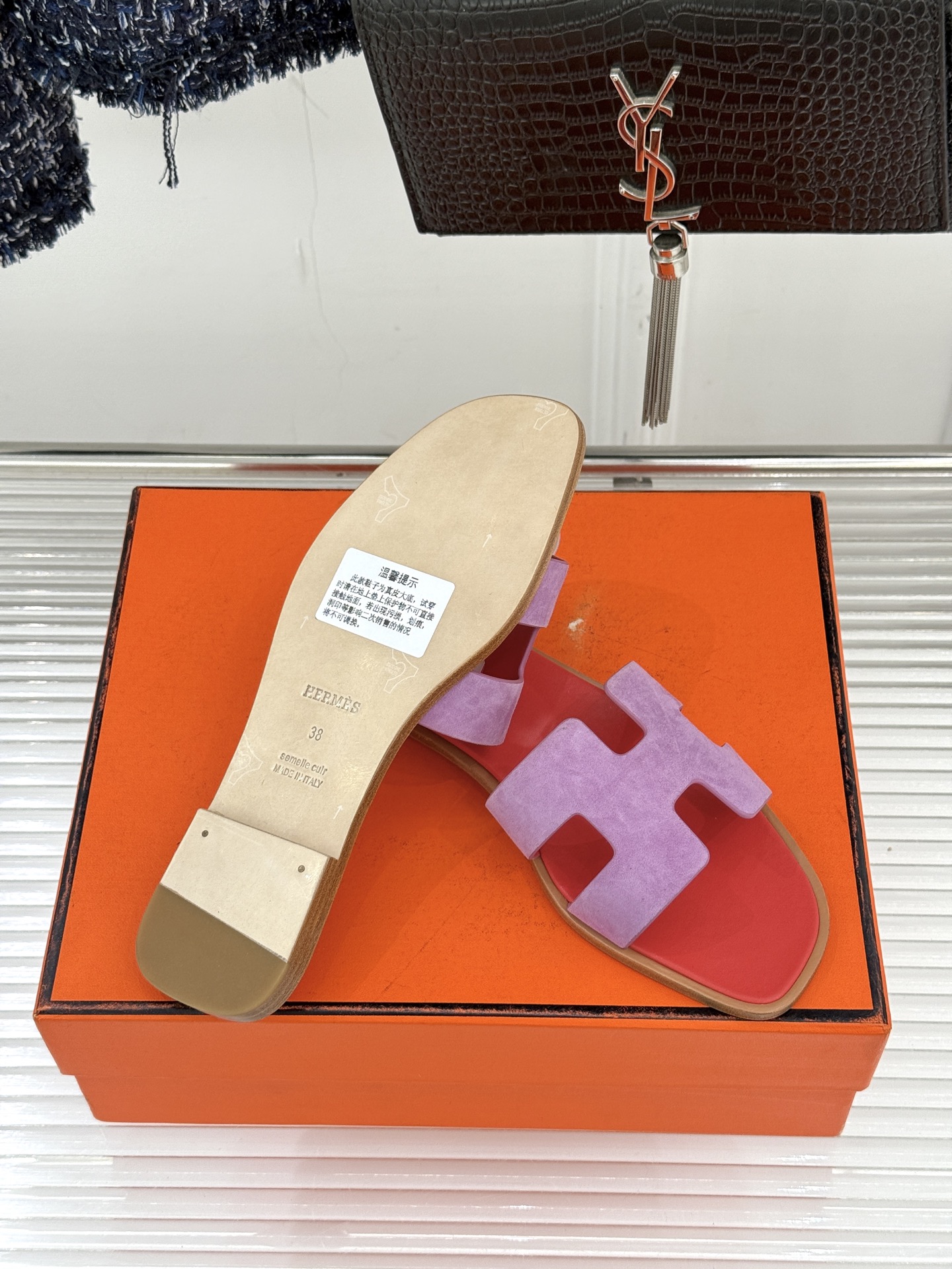 （配原版飞机盒）Hermès/爱马仕万年经典平底粗跟H拖将简约美学与极致工艺完美融合。粗跟设计 赋予你恰