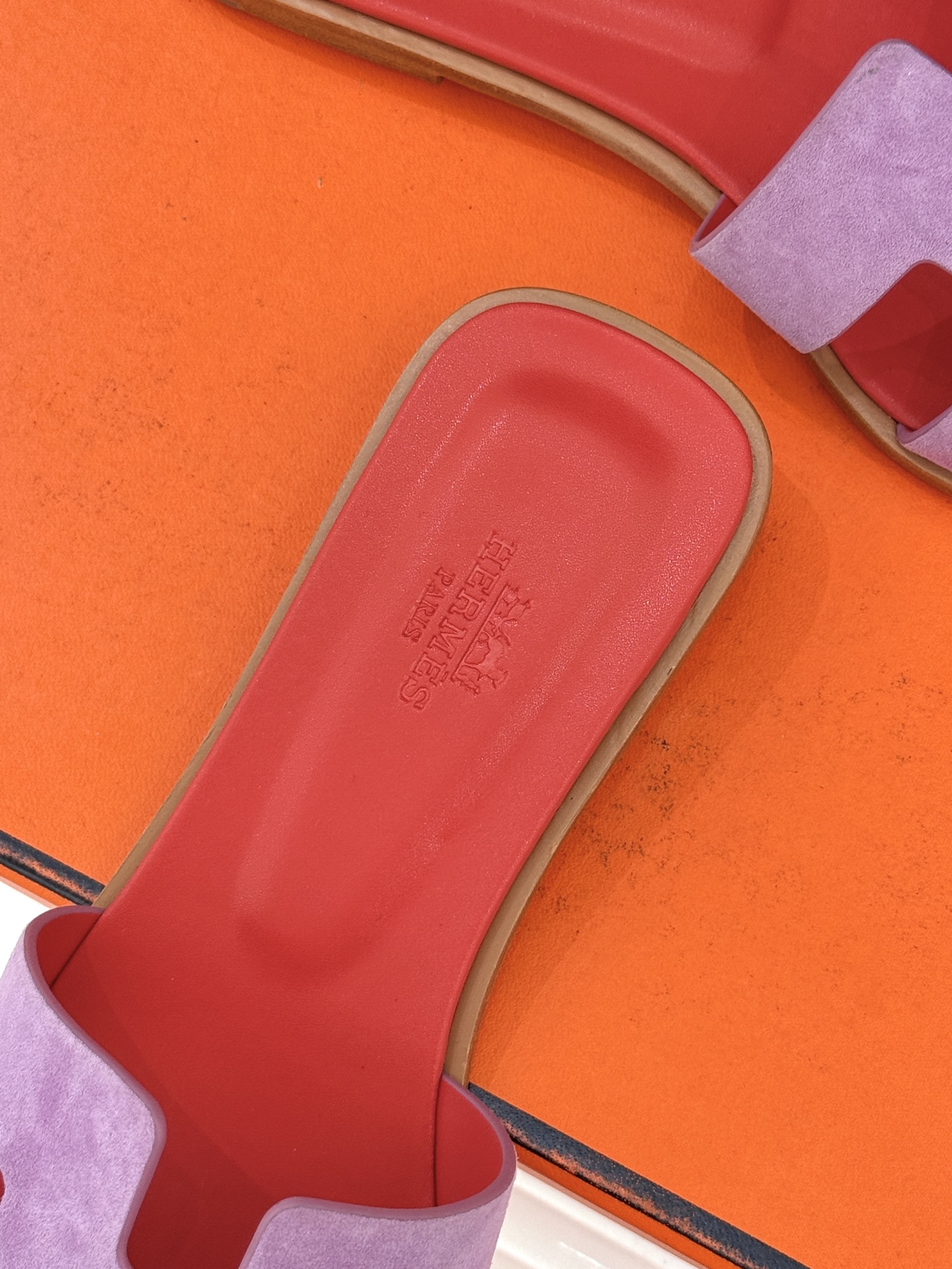 （配原版飞机盒）Hermès/爱马仕万年经典平底粗跟H拖将简约美学与极致工艺完美融合。粗跟设计 赋予你恰