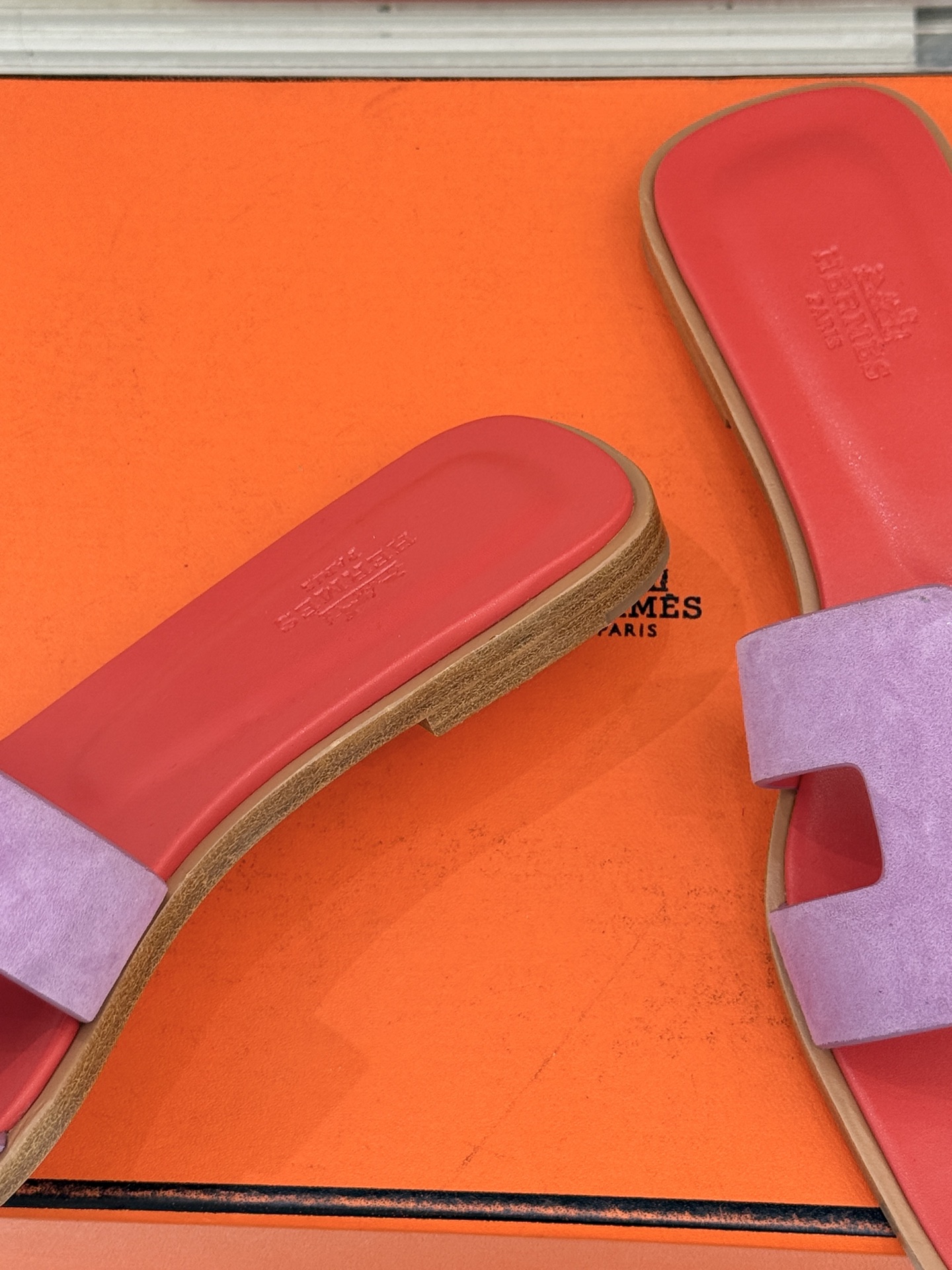 （配原版飞机盒）Hermès/爱马仕万年经典平底粗跟H拖将简约美学与极致工艺完美融合。粗跟设计 赋予你恰