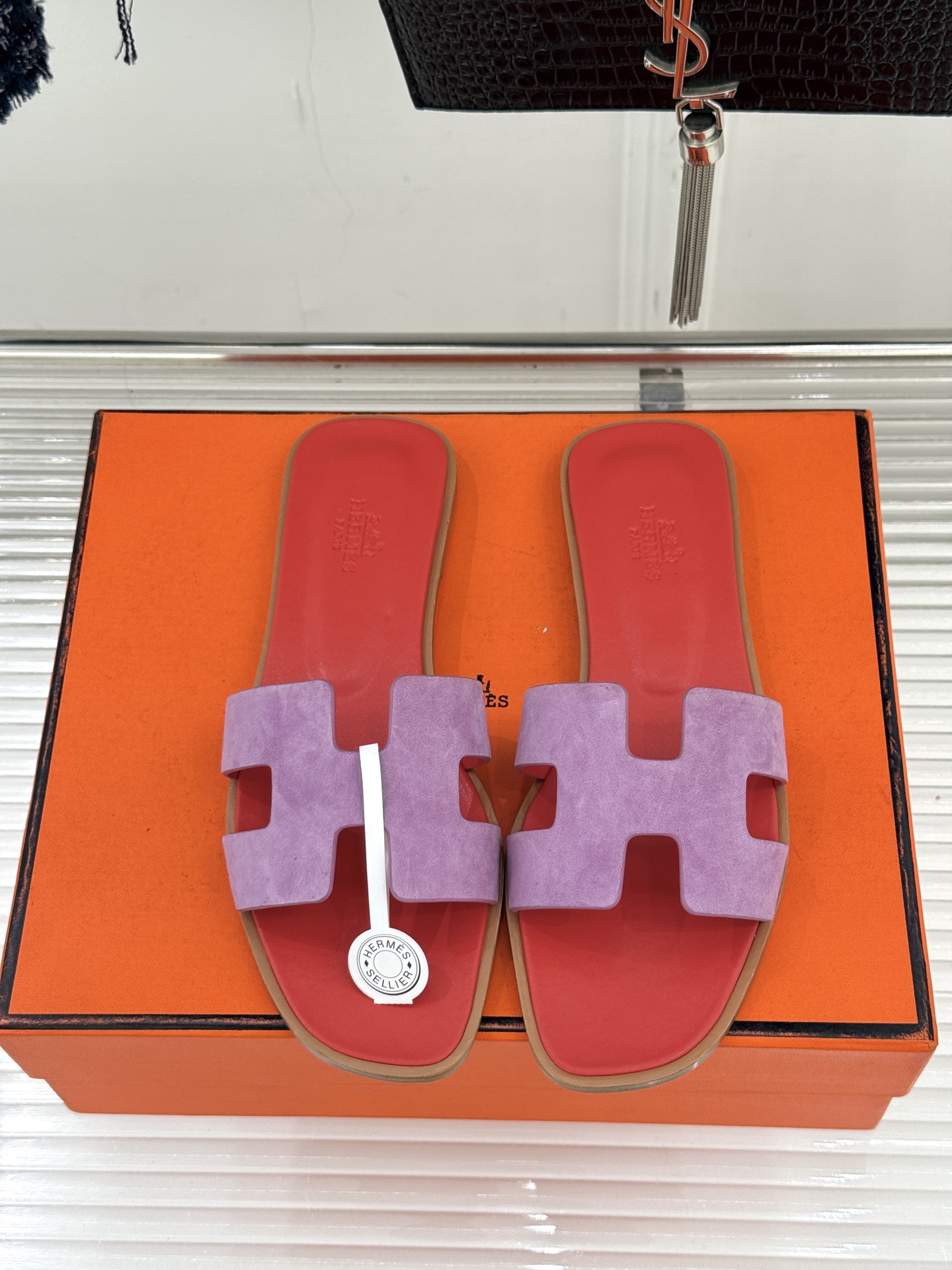 （配原版飞机盒）Hermès/爱马仕万年经典平底粗跟H拖将简约美学与极致工艺完美融合。粗跟设计 赋予你恰