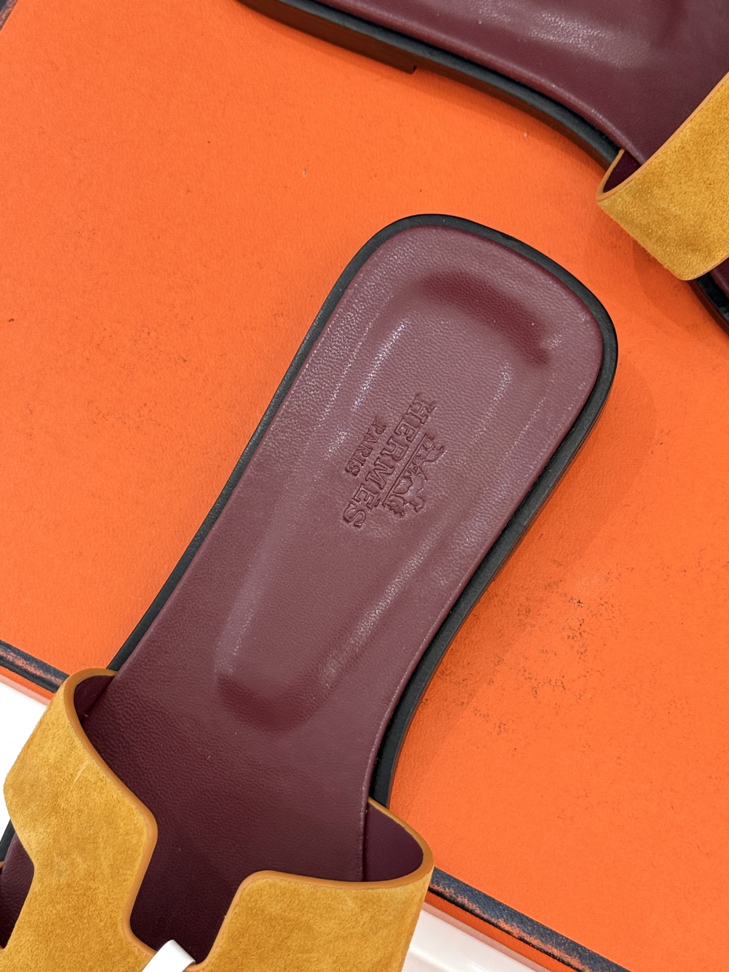 （配原版飞机盒）Hermès/爱马仕万年经典平底粗跟H拖将简约美学与极致工艺完美融合。粗跟设计 赋予你恰