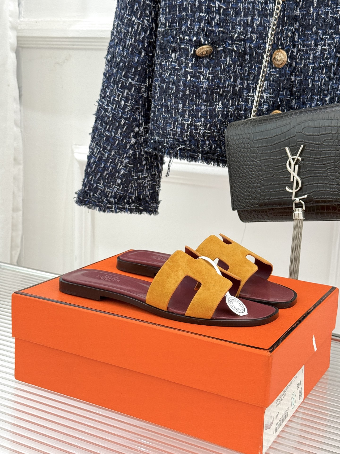 （配原版飞机盒）Hermès/爱马仕万年经典平底粗跟H拖将简约美学与极致工艺完美融合。粗跟设计 赋予你恰