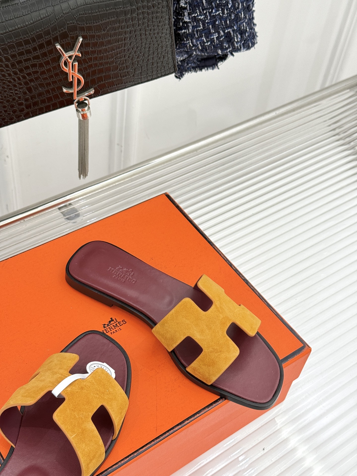 （配原版飞机盒）Hermès/爱马仕万年经典平底粗跟H拖将简约美学与极致工艺完美融合。粗跟设计 赋予你恰