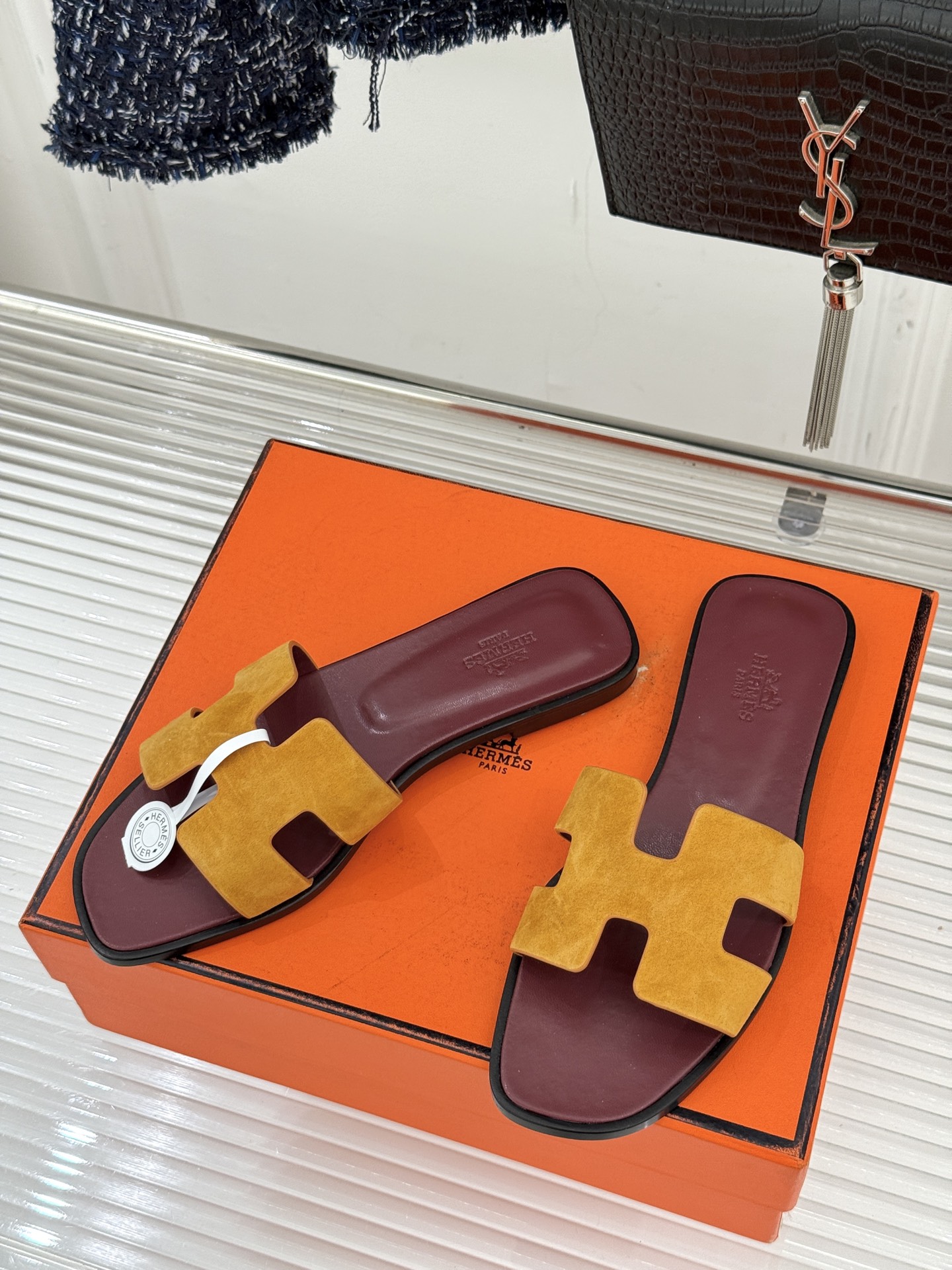 （配原版飞机盒）Hermès/爱马仕万年经典平底粗跟H拖将简约美学与极致工艺完美融合。粗跟设计 赋予你恰
