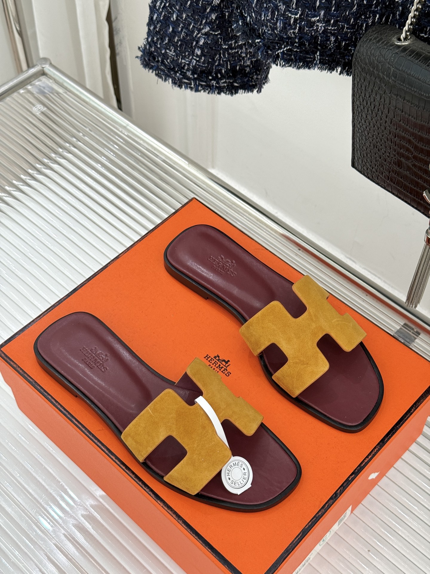 （配原版飞机盒）Hermès/爱马仕万年经典平底粗跟H拖将简约美学与极致工艺完美融合。粗跟设计 赋予你恰